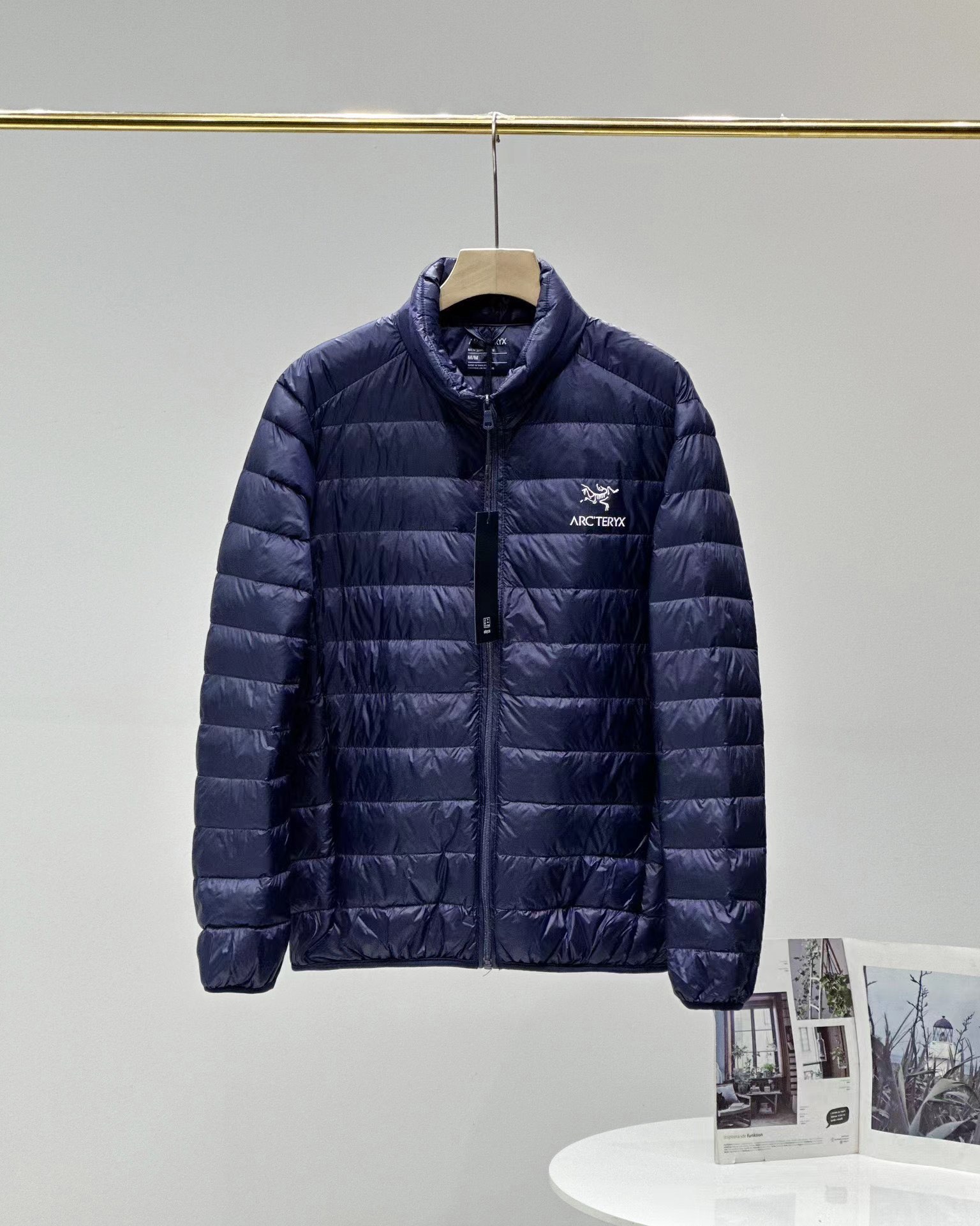 🛒购物价:103💰『轻薄羽绒服』90白鸭绒填充,御寒神器,原包装+原吊牌  始祖鸟户外 轻薄款羽绒服！原厂出货 面料的手感柔软舒适 并且不失挺括 绝对是你想象不到的给力 这款羽绒服蓬松度真的是非常的不错、上身有型的很！

羽绒服，重要的就是面料和制作工艺！！

进口的高密度16D抗撕裂尼龙面料！
加固内胆设计！更加降低了内侧钻绒的可能性！！
毫不夸张的说，这件衣服的做工！
正牢牢锁住了羽绒，锁住了温度！！
第三，优质的鸭绒！
蓬松度，充绒量，手感各方面都没得挑
几乎感觉不到毛梗
衣服蓬松开之后厚度各方面都OK！
初冬外穿，寒冬内搭，实用度绝对大大的。

老铁们真心推荐大家入手，牛货 自然是有牛货的骄傲！
喜欢的兄弟果断入手就一定是不会错的！
颜色：黑色，灰色，藏青
尺码：M-3XL(详情见图9)