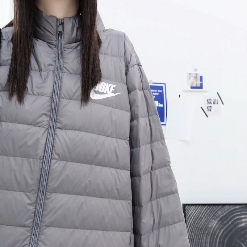 🛒购物价:103💰『轻薄羽绒服』90白鸭绒填充,御寒神器,原包装+原吊牌  独家实拍稳定主推触感一流，1074646耐克羽绒服，爆款来袭,😜运动自如，你绝对值得拥有，货源充足，放心主推！市面最高品质！
品名：1074646耐克羽绒服
品牌：耐克
颜色：藏青/黑色/灰色/
材质：(压花，三标一致50%白鸭绒)
类别：棉衣/羽绒
尺码：M/L/XL/2XL/3XL/4XL/