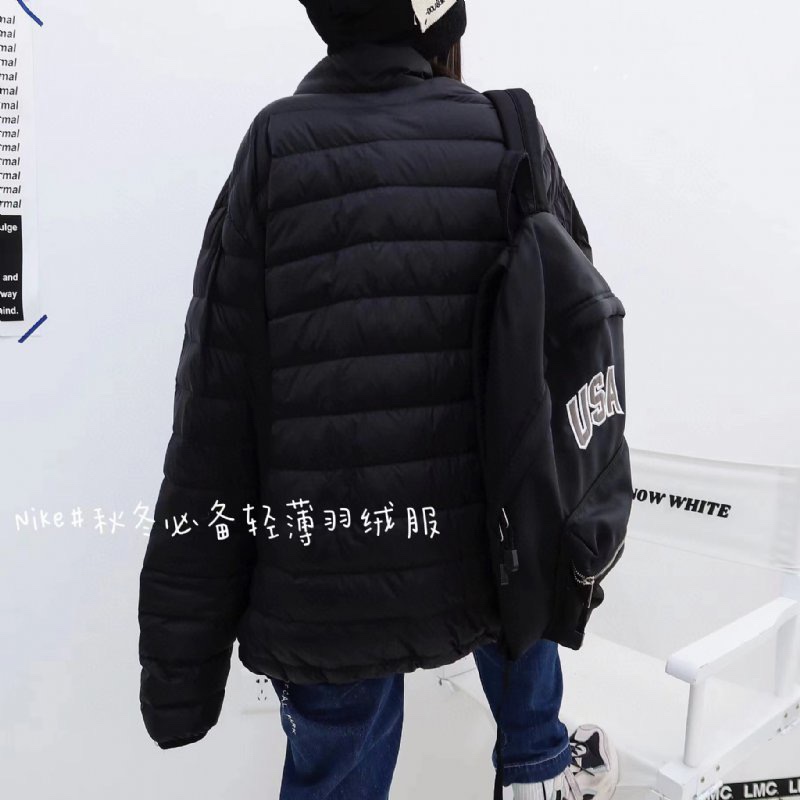 🛒购物价:103💰『轻薄羽绒服』90白鸭绒填充,御寒神器,原包装+原吊牌  独家实拍稳定主推触感一流，1074646耐克羽绒服，爆款来袭,😜运动自如，你绝对值得拥有，货源充足，放心主推！市面最高品质！
品名：1074646耐克羽绒服
品牌：耐克
颜色：藏青/黑色/灰色/
材质：(压花，三标一致50%白鸭绒)
类别：棉衣/羽绒
尺码：M/L/XL/2XL/3XL/4XL/