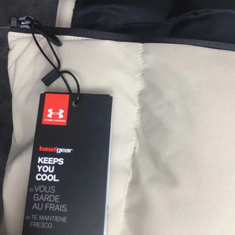 供货价:55💰『官网羽绒棉马甲』百搭不腻版,满足各种身材中空棉,原包装+原吊牌 ,UA安德玛秋冬季立领情侣蓬松棉马甲 外套
经典著作，日常休闲 随意搭配 都是无可挑剔，送人自留！都非常有面A9901
        经典款式 百搭而不会过时，款型简约而不简单，对于各种年龄段男士都能接受。立体修身裁剪，版型更加复合国人身材标准，
精湛工艺打造，走线平稳整齐版本，为凸显上身立体效果，采用V字型绗缝?直线绗缝，胸前印染LOGO，反光 醒目不张扬，低调有格调。
     采优填充 非常严格筛选加工的，蓬松度也非常好！一分不多一分不少！上身有型！不会显得臃肿。两侧口袋拉链闭合 门禁拉链 上身舒适度超高！
面料：绵纶  防水
颜色:  黑色  米色 版型偏小码看尺寸选号
尺码：L~5xl