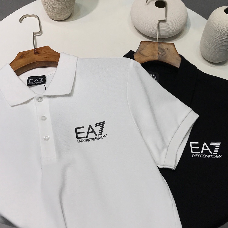 🛒购物价：75💰[原包装吊牌.印花版本]阿玛尼EA7经典系列短袖翻领POLO衫，原厂原货！立体感十足，整齐无毛边.原版定制纽扣，高品质立体印花图案.面料是高端的32支珠地精梳棉面料，手感细腻光滑，贴身穿柔软舒适，是棉料里面的极品，是普通面料的三倍成本.具有透气、吸汗、不起球、不起毛、不易变形等特点.透气性良好，衣身精美立体，穿着舒适，简约时尚，精细做工及出色剪裁，打造随性时髦的都市休闲造型，上身效果超赞，经典百搭，适应任何场合，型男必备单品，强烈推荐！！颜色:黑色和白色
尺码:M-4xl