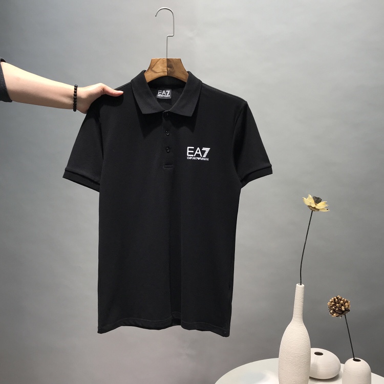 🛒购物价：75💰[原包装吊牌.印花版本]阿玛尼EA7经典系列短袖翻领POLO衫，原厂原货！立体感十足，整齐无毛边.原版定制纽扣，高品质立体印花图案.面料是高端的32支珠地精梳棉面料，手感细腻光滑，贴身穿柔软舒适，是棉料里面的极品，是普通面料的三倍成本.具有透气、吸汗、不起球、不起毛、不易变形等特点.透气性良好，衣身精美立体，穿着舒适，简约时尚，精细做工及出色剪裁，打造随性时髦的都市休闲造型，上身效果超赞，经典百搭，适应任何场合，型男必备单品，强烈推荐！！颜色:黑色和白色
尺码:M-4xl