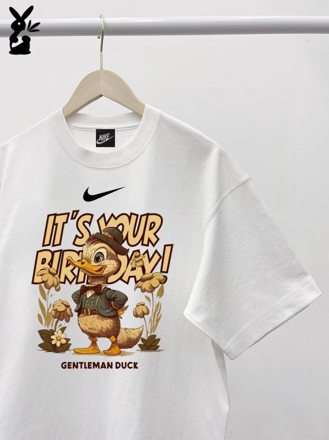 39💰🦍耐克NIKE小黄鸭短袖百搭T恤短袖情侣款】
🦍采用%200纯棉面料三防赛络纺！不虚标！

🦍领口加宽设计不变形不起皱

🦍宽松版型百搭男女皆可穿

🦍质量经得起考验！入手即可！

Color： 白色  黑色
 Size：m~5xl