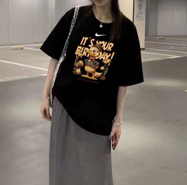 39💰🦍耐克NIKE小黄鸭短袖百搭T恤短袖情侣款】
🦍采用%200纯棉面料三防赛络纺！不虚标！

🦍领口加宽设计不变形不起皱

🦍宽松版型百搭男女皆可穿

🦍质量经得起考验！入手即可！

Color： 白色  黑色
 Size：m~5xl