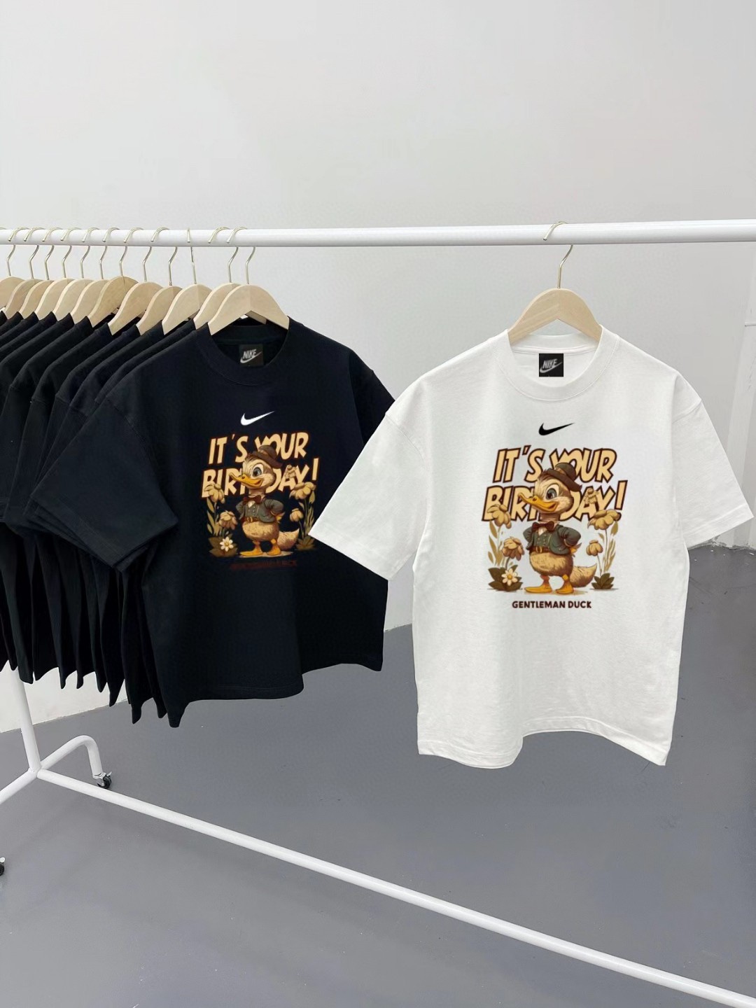 39💰🦍耐克NIKE小黄鸭短袖百搭T恤短袖情侣款】
🦍采用%200纯棉面料三防赛络纺！不虚标！

🦍领口加宽设计不变形不起皱

🦍宽松版型百搭男女皆可穿

🦍质量经得起考验！入手即可！

Color： 白色  黑色
 Size：m~5xl