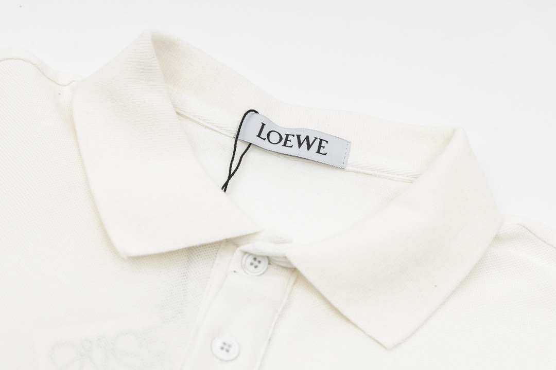 🛒购物价：40💰polo商务短袖.代工厂定制渠道,高品质原标吊牌,Loewe罗意威小标刺绣短袖Polo衫T恤
最经典的一款常青小标设计 胸口精美的刺绣logo设计 ，纯棉质感亲肤舒适
商务休闲皆宜，珠地棉面料比普通针织布更加透气、干爽
3D立体剪裁工艺、上身版型立体
胸口绣花更是细节拉满、万针刺绣 立体饱满 
M～4xl