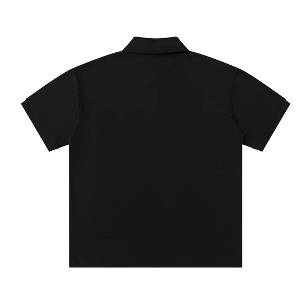🛒购物价：75💰[原包装吊牌.印花版本]Chanel香奈儿经典小标 polo衫短袖T恤 甄选高品质网眼速干面料 舒适透气 不闷不热 手感软糯细腻 上身充满质感 非常轻便舒适 运动宽松版型不紧身 轻松驾驭无压力 

水洗随意搓洗 三针五线工艺 双针压线 不怕熨烫 耐磨损 放心入手！

还原最真实的百分百质感/订制官网原版三标
品控到位 放心入手✅

校园风/青春时尚/情侣搭配更出彩🤩
                                                                     
Color：黑色/白色
Size：M～4