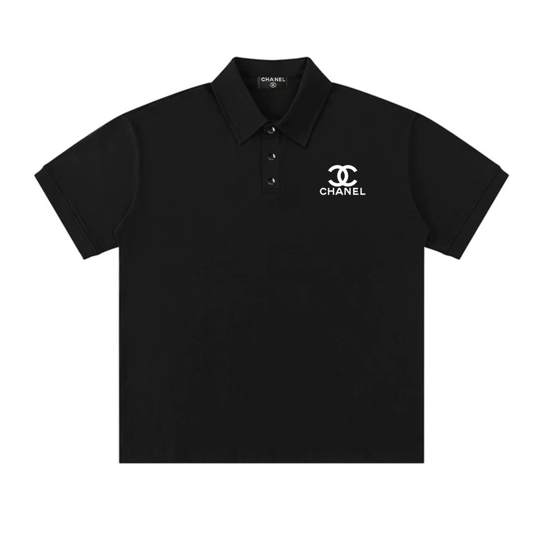 🛒购物价：75💰[原包装吊牌.印花版本]Chanel香奈儿经典小标 polo衫短袖T恤 甄选高品质网眼速干面料 舒适透气 不闷不热 手感软糯细腻 上身充满质感 非常轻便舒适 运动宽松版型不紧身 轻松驾驭无压力 

水洗随意搓洗 三针五线工艺 双针压线 不怕熨烫 耐磨损 放心入手！

还原最真实的百分百质感/订制官网原版三标
品控到位 放心入手✅

校园风/青春时尚/情侣搭配更出彩🤩
                                                                     
Color：黑色/白色
Size：M～4