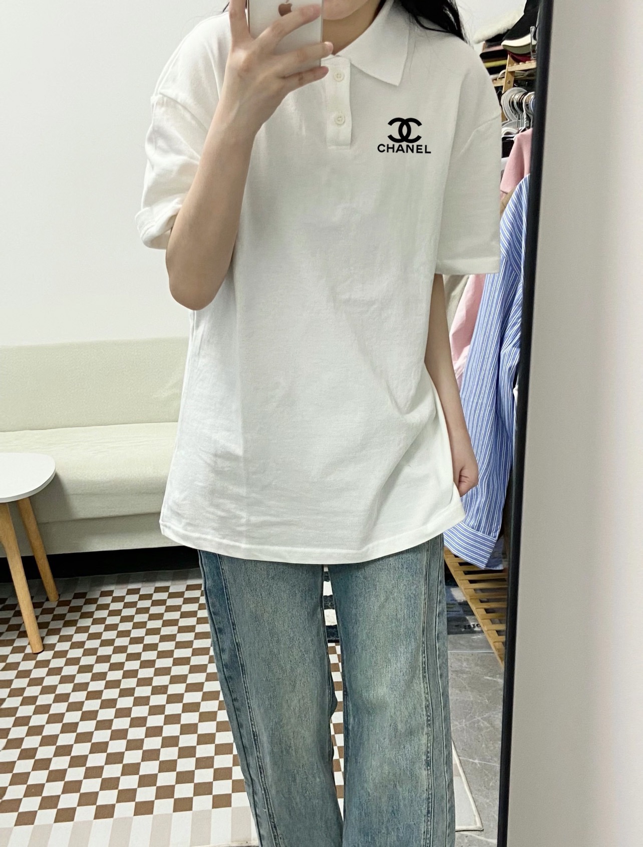 🛒购物价：75💰[原包装吊牌.印花版本]Chanel香奈儿经典小标 polo衫短袖T恤 甄选高品质网眼速干面料 舒适透气 不闷不热 手感软糯细腻 上身充满质感 非常轻便舒适 运动宽松版型不紧身 轻松驾驭无压力 

水洗随意搓洗 三针五线工艺 双针压线 不怕熨烫 耐磨损 放心入手！

还原最真实的百分百质感/订制官网原版三标
品控到位 放心入手✅

校园风/青春时尚/情侣搭配更出彩🤩
                                                                     
Color：黑色/白色
Size：M～4