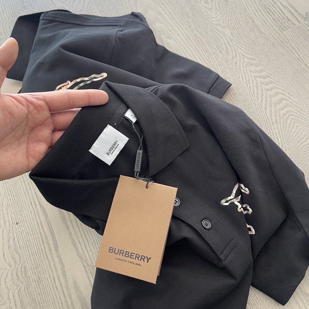 🛒购物价：75💰[原包装吊牌.印花版本] 2024新款BUR巴家镂空战马骑士印花男款纯棉珠地Polo衫 简约百搭王⚡️利落且自然的翻领造型！英姿飒爽！瞬间气场飙升！超级百搭～60支双股数珠地纯棉,上身立体版正！微弹且透气舒爽！搭染扁机领口袖口螺纹！做工精致工整👍经典胸前战马骑士🐎印花！低调大气！黑一色！百搭商务休闲都可！墙裂推荐‼️ m～5xl