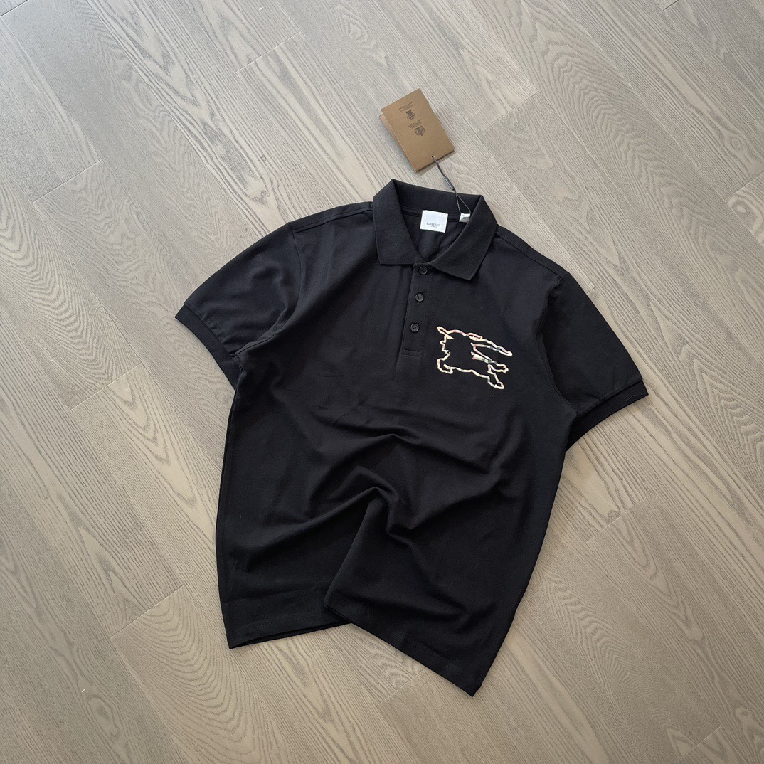 🛒购物价：75💰[原包装吊牌.印花版本] 2024新款BUR巴家镂空战马骑士印花男款纯棉珠地Polo衫 简约百搭王⚡️利落且自然的翻领造型！英姿飒爽！瞬间气场飙升！超级百搭～60支双股数珠地纯棉,上身立体版正！微弹且透气舒爽！搭染扁机领口袖口螺纹！做工精致工整👍经典胸前战马骑士🐎印花！低调大气！黑一色！百搭商务休闲都可！墙裂推荐‼️ m～5xl