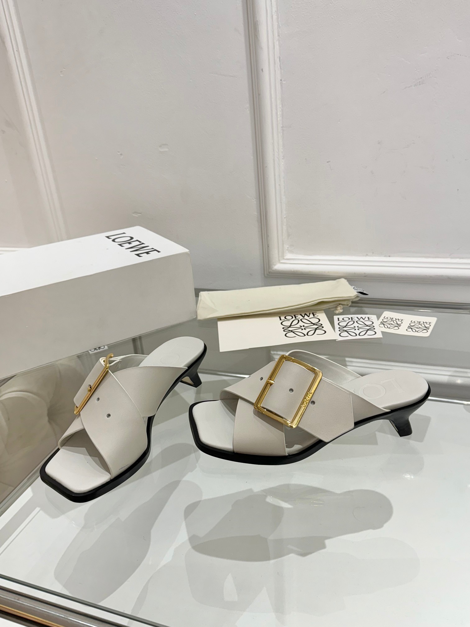 NO:439068,Top version [Loewe] Popular new model, with the overall original last, fashionable and personalized, excellent color ●Fabric top layer cowhide ●Water dyed cowhide ●Foot pad water dyed cowhide ●Out sole imported from Italy injection molded leather outsole ●Packing original packaging ●Size women's model 35-40, (41,42 custom made without return) ●:,Slippers, loewe, loewe, slippers, cowhide, Leather soles19860909顶级版本【罗意威Loewe】 火爆新款 配合整体原版楦型,时尚而个性好穿 颜色超赞 ●面料头层牛皮 ●内里水染牛皮 ●垫脚水染牛皮 ●大底意大利进口注塑真皮大底 ●包装原版全套包装 ●码数女款35-40,（41,42定做不退换） ●:,拖鞋,loewe,loewe,slippers,cowhide,Leather soles,Women's Shoes