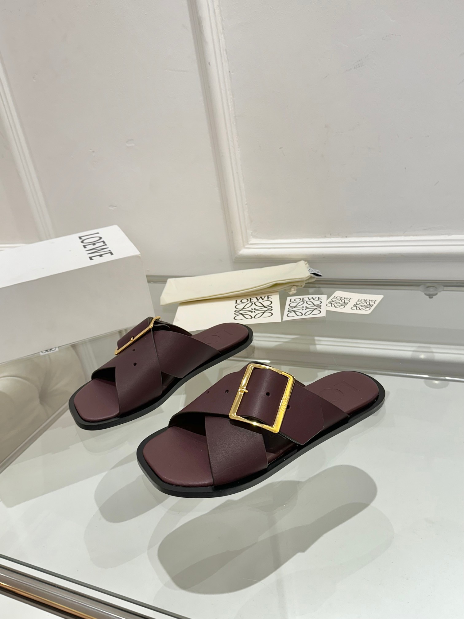 NO:439054,Top version [Loewe] Popular new model, with the overall original last, fashionable and personalized, excellent color ●Fabric top layer cowhide ●Water dyed cowhide ●Foot pad water dyed cowhide ●Out sole imported from Italy injection molded leather outsole ●Packing original packaging ●Size women's model 35-40, (41,42 custom made without return) ●:,Slippers, loewe, loewe, slippers, cowhide, Leather soles19860909顶级版本【罗意威Loewe】 火爆新款 配合整体原版楦型,时尚而个性好穿 颜色超赞 ●面料头层牛皮 ●内里水染牛皮 ●垫脚水染牛皮 ●大底意大利进口注塑真皮大底 ●包装原版全套包装 ●码数女款35-40,（41,42定做不退换） ●:,拖鞋,loewe,loewe,slippers,cowhide,Leather soles,Women's Shoes