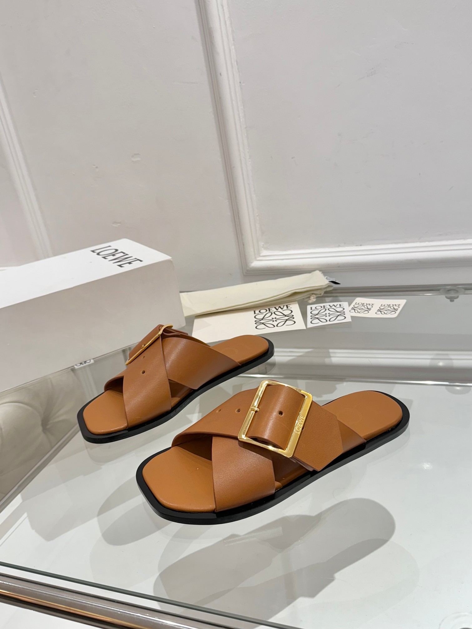 NO:439044,Top version [Loewe] Popular new model, with the overall original last, fashionable and personalized, excellent color ●Fabric top layer cowhide ●Water dyed cowhide ●Foot pad water dyed cowhide ●Out sole imported from Italy injection molded leather outsole ●Packing original packaging ●Size women's model 35-40, (41,42 custom made without return) ●:,Slippers, loewe, loewe, slippers, cowhide, Leather soles19860909顶级版本【罗意威Loewe】 火爆新款 配合整体原版楦型,时尚而个性好穿 颜色超赞 ●面料头层牛皮 ●内里水染牛皮 ●垫脚水染牛皮 ●大底意大利进口注塑真皮大底 ●包装原版全套包装 ●码数女款35-40,（41,42定做不退换） ●:,拖鞋,loewe,loewe,slippers,cowhide,Leather soles,Women's Shoes