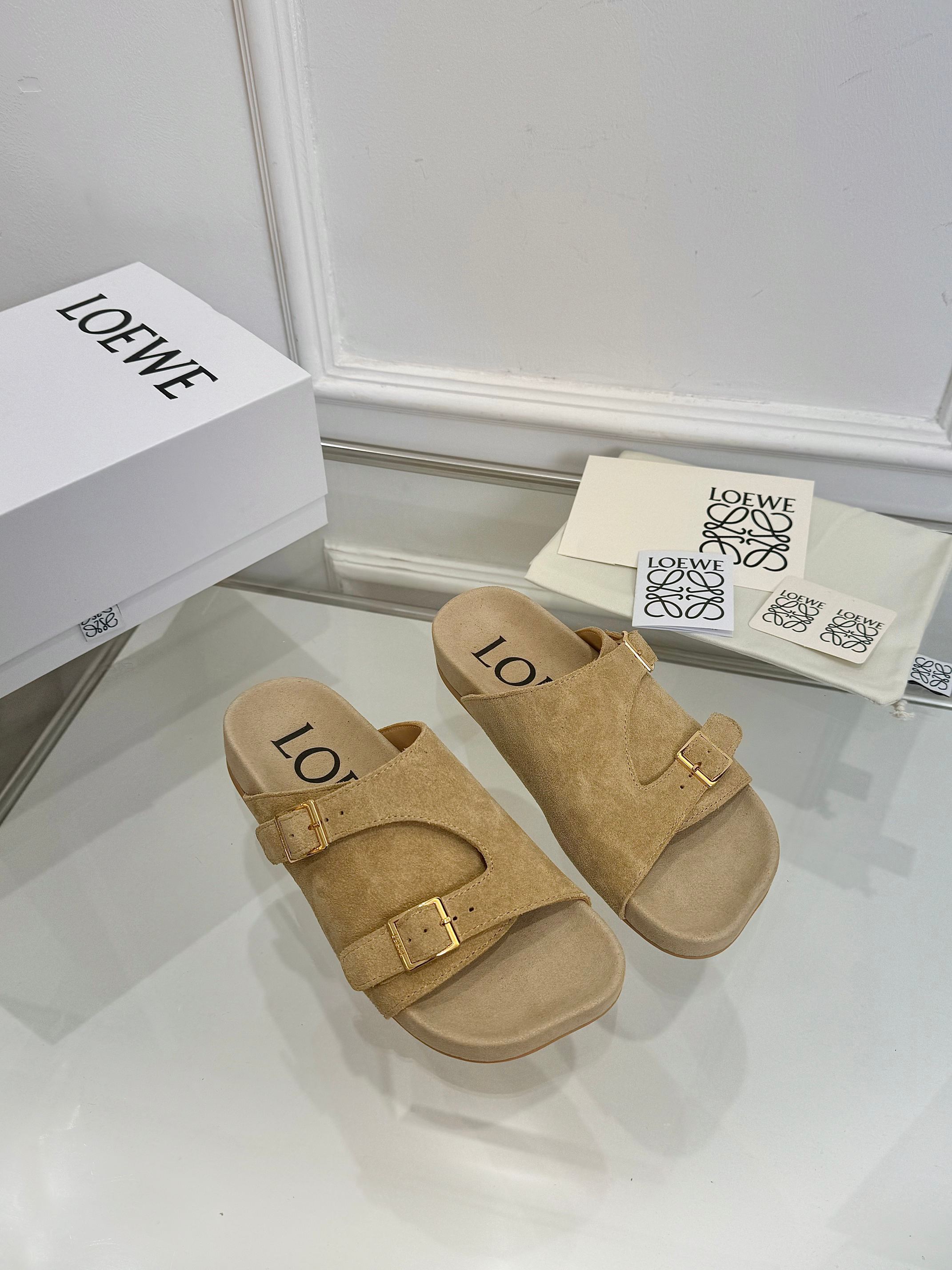 NO:386253,【Loewe】Birken Slippers are available in new style, popular and new. Combined with the overall original last, fashionable and personalized. Excellent color ●Fabric: High mercerized beef reverse velvet ●Wound-absorbent inner sweat-absorbent beef velvet ●Foot pad sweat-absorbent beef velvet ●Out-sole original non-slip sole ●Packing original packaging ●Size 35-41 ●,Slippers, loewe,loewe, slippers19860909【罗意威Loewe】 勃肯拖鞋上新,火爆新款 配合整体原版楦型,时尚而个性好穿 颜色超赞 ●面料:高丝光牛反绒 ●内里吸汗透气牛绒 ●垫脚吸汗透气牛绒 ●大底原版防滑大底 ●包装原版全套包装 ●码数35-41 ●,拖鞋,loewe,loewe,slippers,Women's Shoes