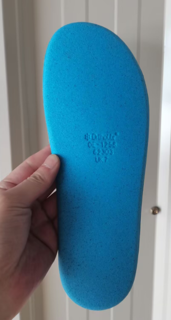 厨师鞋鞋垫是原厂Ortholite欧斯莱鞋垫，标签二维码可扫描进官网