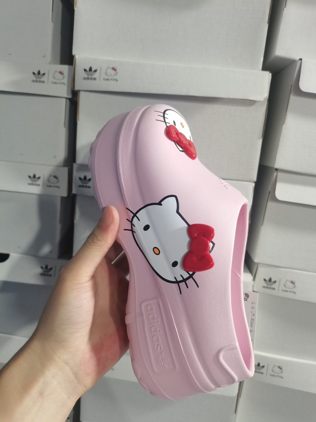 💰65 高品质!支持放店!!
Hello Kitty 凯蒂猫联名 AdiFOM Stan Smith Mule 防滑耐磨轻便运动凉鞋穆勒厨师鞋 重金购入原鞋及原档案磨具生产指令开发 鞋头部位凹凸有致 横向大面积波浪纹理 后跟Logo 凹凸明显 轮廓分明 描漆定位精准 公整无偏差不溢出 LOGO内侧钢印清晰工整 原厂磨具全鞋无多余毛边 同源公司EVA粒子环保塑料 原厂指令配方 无任何异味 弹性卡色均保持原鞋一致 匠心打造 鞋口弧度大小 鞋面色泽质感同步原鞋 LOGO内侧钢印清晰工整 中底部分带原厂钢印编号 原厂Ortholite欧斯莱鞋垫 区别掉渣海玻璃鞋垫 吸汗防臭的效果无法相提并论 原厂定制原标 秒杀安福任何版本!(注:Kitty猫是描漆的,不褪色,蝴蝶结是一体卡扣,不是市面上通货的塑料结)
尺码:36 37 38 39 40
颜色:粉色
编码:IG4446