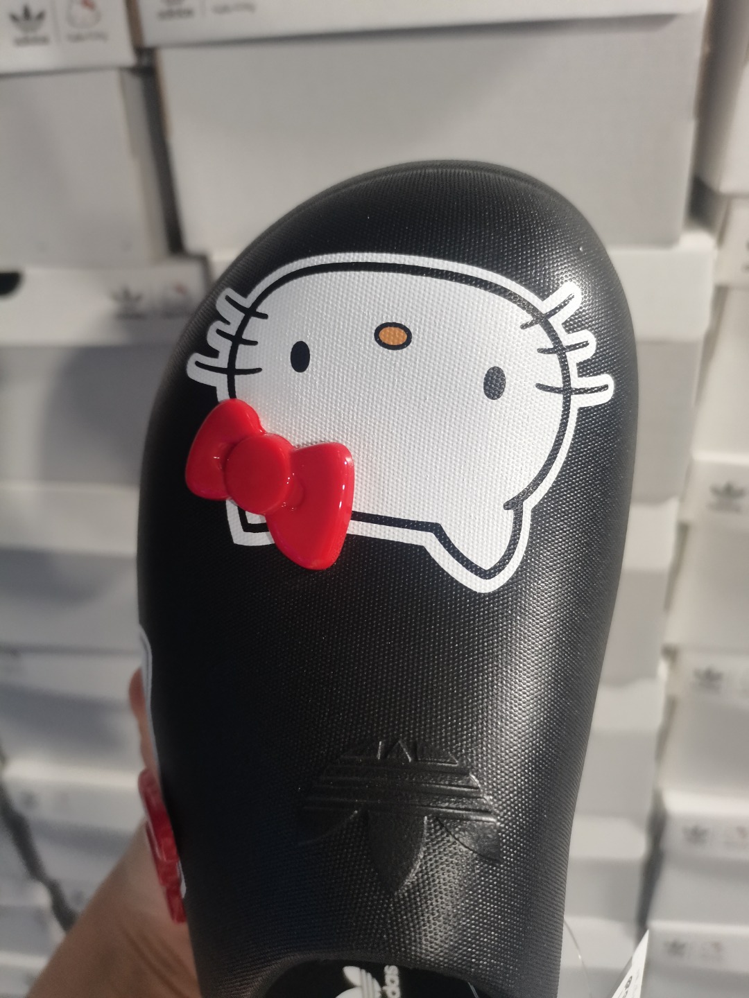 💰65高品质! 支持放店!!
Hello Kitty 凯蒂猫联名 AdiFOM Stan Smith Mule 防滑耐磨轻便运动凉鞋穆勒厨师鞋 重金购入原鞋及原档案磨具生产指令开发 鞋头部位凹凸有致 横向大面积波浪纹理 后跟Logo 凹凸明显 轮廓分明 描漆定位精准 公整无偏差不溢出 LOGO内侧钢印清晰工整 原厂磨具全鞋无多余毛边 同源公司EVA粒子环保塑料 原厂指令配方 无任何异味 弹性卡色均保持原鞋一致 匠心打造 鞋口弧度大小 鞋面色泽质感同步原鞋 LOGO内侧钢印清晰工整 中底部分带原厂钢印编号 原厂Ortholite欧斯莱鞋垫 区别掉渣海玻璃鞋垫 吸汗防臭的效果无法相提并论 原厂定制原标 秒杀安福任何版本!(注:Kitty猫是描漆的,不褪色,蝴蝶结是一体卡扣,不是市面上通货的塑料结)
尺码:36 37 38 39 40
颜色:黑色
编码:IH0280