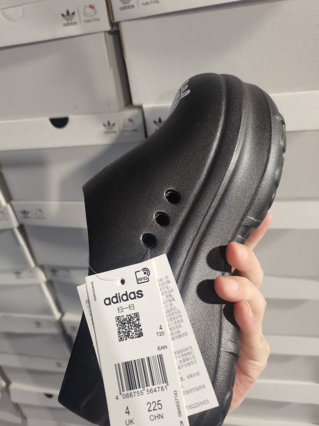 💰65高品质! 支持放店!!
Hello Kitty 凯蒂猫联名 AdiFOM Stan Smith Mule 防滑耐磨轻便运动凉鞋穆勒厨师鞋 重金购入原鞋及原档案磨具生产指令开发 鞋头部位凹凸有致 横向大面积波浪纹理 后跟Logo 凹凸明显 轮廓分明 描漆定位精准 公整无偏差不溢出 LOGO内侧钢印清晰工整 原厂磨具全鞋无多余毛边 同源公司EVA粒子环保塑料 原厂指令配方 无任何异味 弹性卡色均保持原鞋一致 匠心打造 鞋口弧度大小 鞋面色泽质感同步原鞋 LOGO内侧钢印清晰工整 中底部分带原厂钢印编号 原厂Ortholite欧斯莱鞋垫 区别掉渣海玻璃鞋垫 吸汗防臭的效果无法相提并论 原厂定制原标 秒杀安福任何版本!(注:Kitty猫是描漆的,不褪色,蝴蝶结是一体卡扣,不是市面上通货的塑料结)
尺码:36 37 38 39 40
颜色:黑色
编码:IH0280