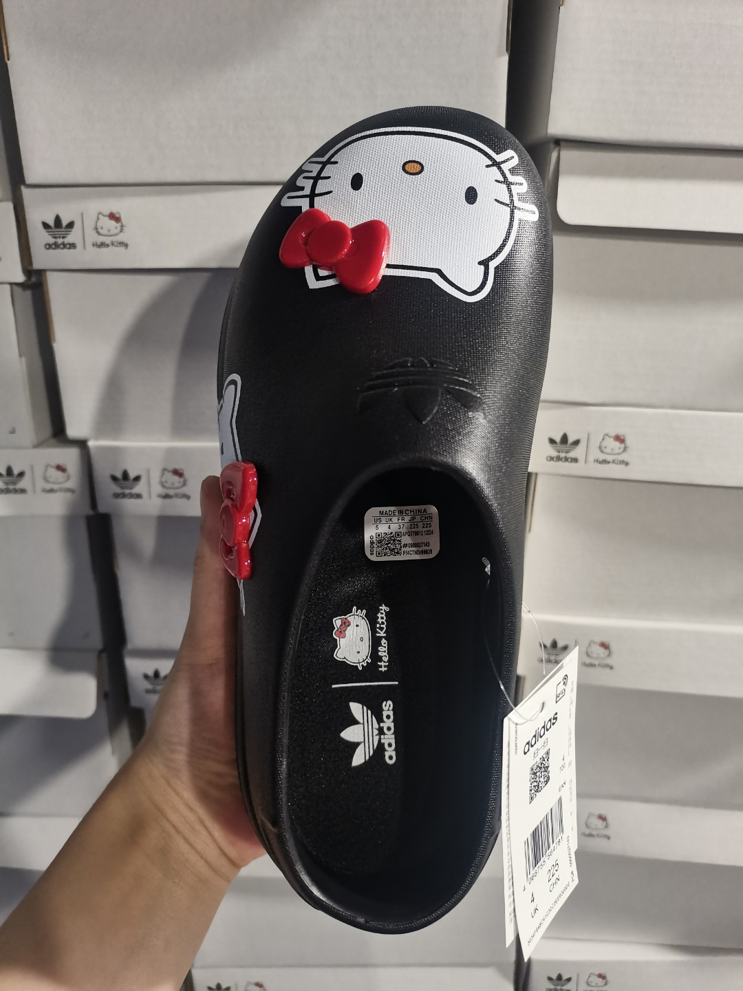 💰65高品质! 支持放店!!
Hello Kitty 凯蒂猫联名 AdiFOM Stan Smith Mule 防滑耐磨轻便运动凉鞋穆勒厨师鞋 重金购入原鞋及原档案磨具生产指令开发 鞋头部位凹凸有致 横向大面积波浪纹理 后跟Logo 凹凸明显 轮廓分明 描漆定位精准 公整无偏差不溢出 LOGO内侧钢印清晰工整 原厂磨具全鞋无多余毛边 同源公司EVA粒子环保塑料 原厂指令配方 无任何异味 弹性卡色均保持原鞋一致 匠心打造 鞋口弧度大小 鞋面色泽质感同步原鞋 LOGO内侧钢印清晰工整 中底部分带原厂钢印编号 原厂Ortholite欧斯莱鞋垫 区别掉渣海玻璃鞋垫 吸汗防臭的效果无法相提并论 原厂定制原标 秒杀安福任何版本!(注:Kitty猫是描漆的,不褪色,蝴蝶结是一体卡扣,不是市面上通货的塑料结)
尺码:36 37 38 39 40
颜色:黑色
编码:IH0280