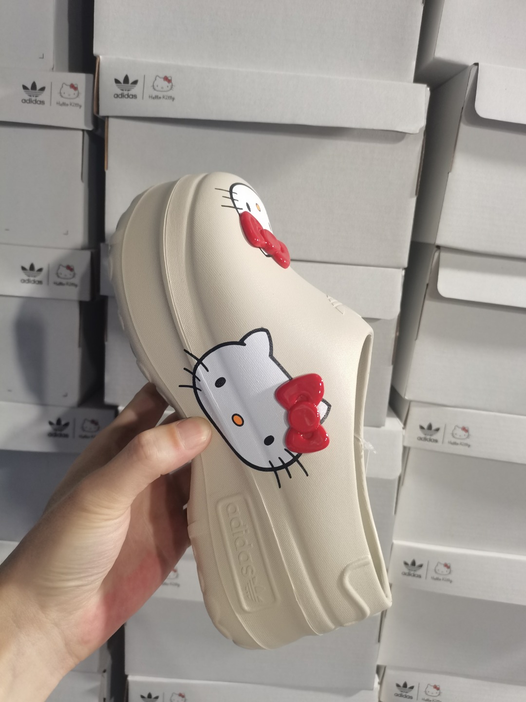 💰65高品质! 支持放店!!
Hello Kitty 凯蒂猫联名 AdiFOM Stan Smith Mule 防滑耐磨轻便运动凉鞋穆勒厨师鞋 重金购入原鞋及原档案磨具生产指令开发 鞋头部位凹凸有致 横向大面积波浪纹理 后跟Logo 凹凸明显 轮廓分明 描漆定位精准 公整无偏差不溢出 LOGO内侧钢印清晰工整 原厂磨具全鞋无多余毛边 同源公司EVA粒子环保塑料 原厂指令配方 无任何异味 弹性卡色均保持原鞋一致 匠心打造 鞋口弧度大小 鞋面色泽质感同步原鞋 LOGO内侧钢印清晰工整 中底部分带原厂钢印编号 原厂Ortholite欧斯莱鞋垫 区别掉渣海玻璃鞋垫 吸汗防臭的效果无法相提并论 原厂定制原标 秒杀安福任何版本!(注:Kitty猫是描漆的,不褪色,蝴蝶结是一体卡扣,不是市面上通货的塑料结)
尺码:36 37 38 39 40
颜色:米色
编码:IE9127
