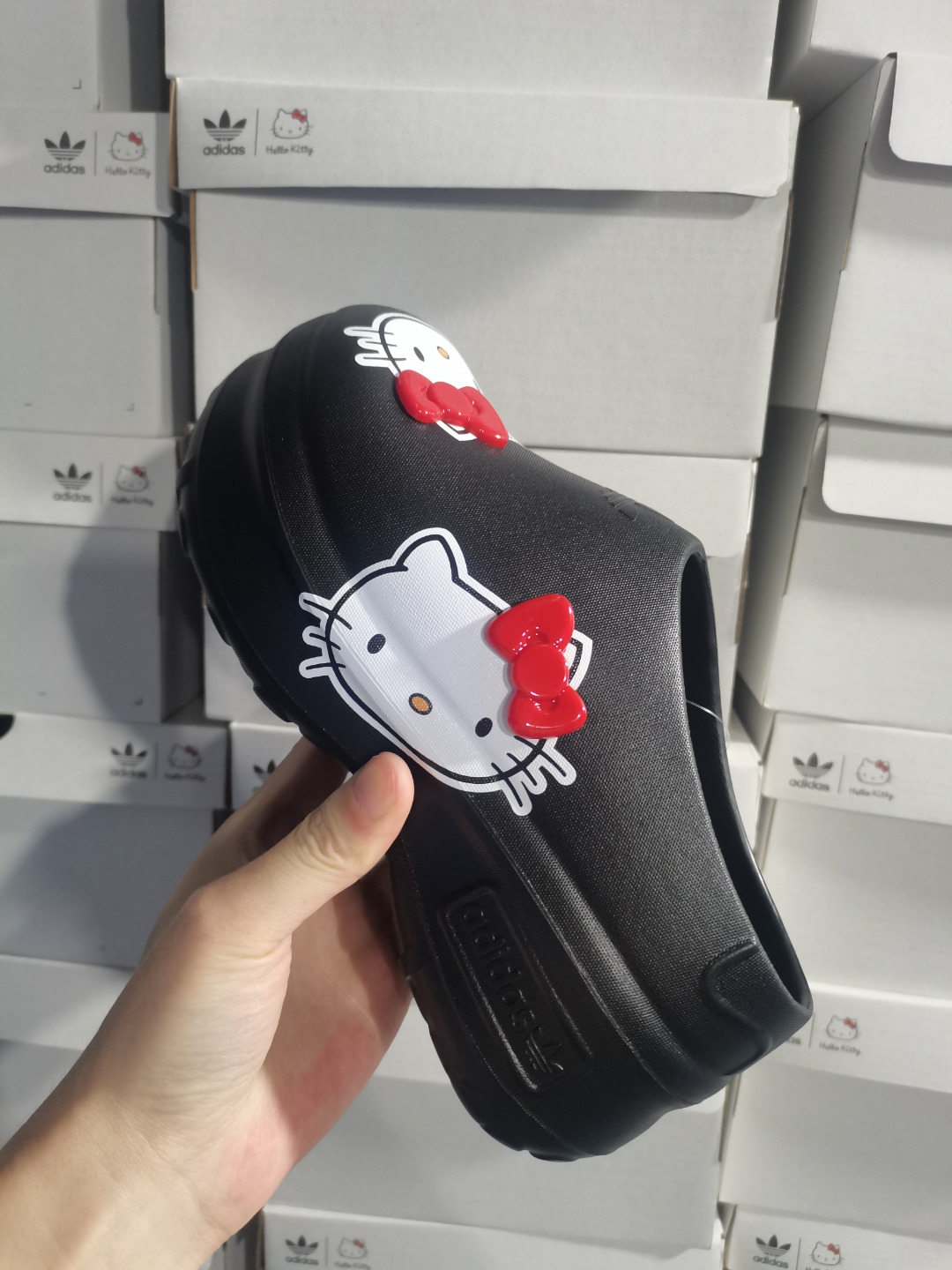 💰65高品质! 支持放店!!
Hello Kitty 凯蒂猫联名 AdiFOM Stan Smith Mule 防滑耐磨轻便运动凉鞋穆勒厨师鞋 重金购入原鞋及原档案磨具生产指令开发 鞋头部位凹凸有致 横向大面积波浪纹理 后跟Logo 凹凸明显 轮廓分明 描漆定位精准 公整无偏差不溢出 LOGO内侧钢印清晰工整 原厂磨具全鞋无多余毛边 同源公司EVA粒子环保塑料 原厂指令配方 无任何异味 弹性卡色均保持原鞋一致 匠心打造 鞋口弧度大小 鞋面色泽质感同步原鞋 LOGO内侧钢印清晰工整 中底部分带原厂钢印编号 原厂Ortholite欧斯莱鞋垫 区别掉渣海玻璃鞋垫 吸汗防臭的效果无法相提并论 原厂定制原标 秒杀安福任何版本!(注:Kitty猫是描漆的,不褪色,蝴蝶结是一体卡扣,不是市面上通货的塑料结)
尺码:36 37 38 39 40
颜色:黑色
编码:IH0280