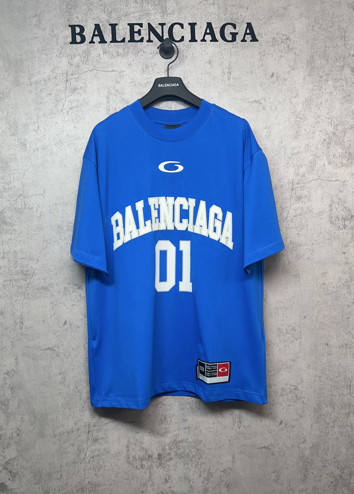 批YE\nBalenciaga巴黎世家顶级版本:官网品质 \n复古0篮球衣服短袖\n采用复古平纹针织面料，正面和背面饰以basketball艺术作品刺绣，下摆巴黎世家章仔。\n面料ZLg双纱精梳纯棉 采用巴黎定制纯棉，十字螺纹圆领领口落肩线，自上而下采用纵向坑条织码，领口袖长定位细节感。另做定型处理，手感柔顺舒适，男女同款 三标齐 码数贴＋带Logo防尘纸\n颜色:黑色 白色 蓝色 紫色\nsize：XS S M L