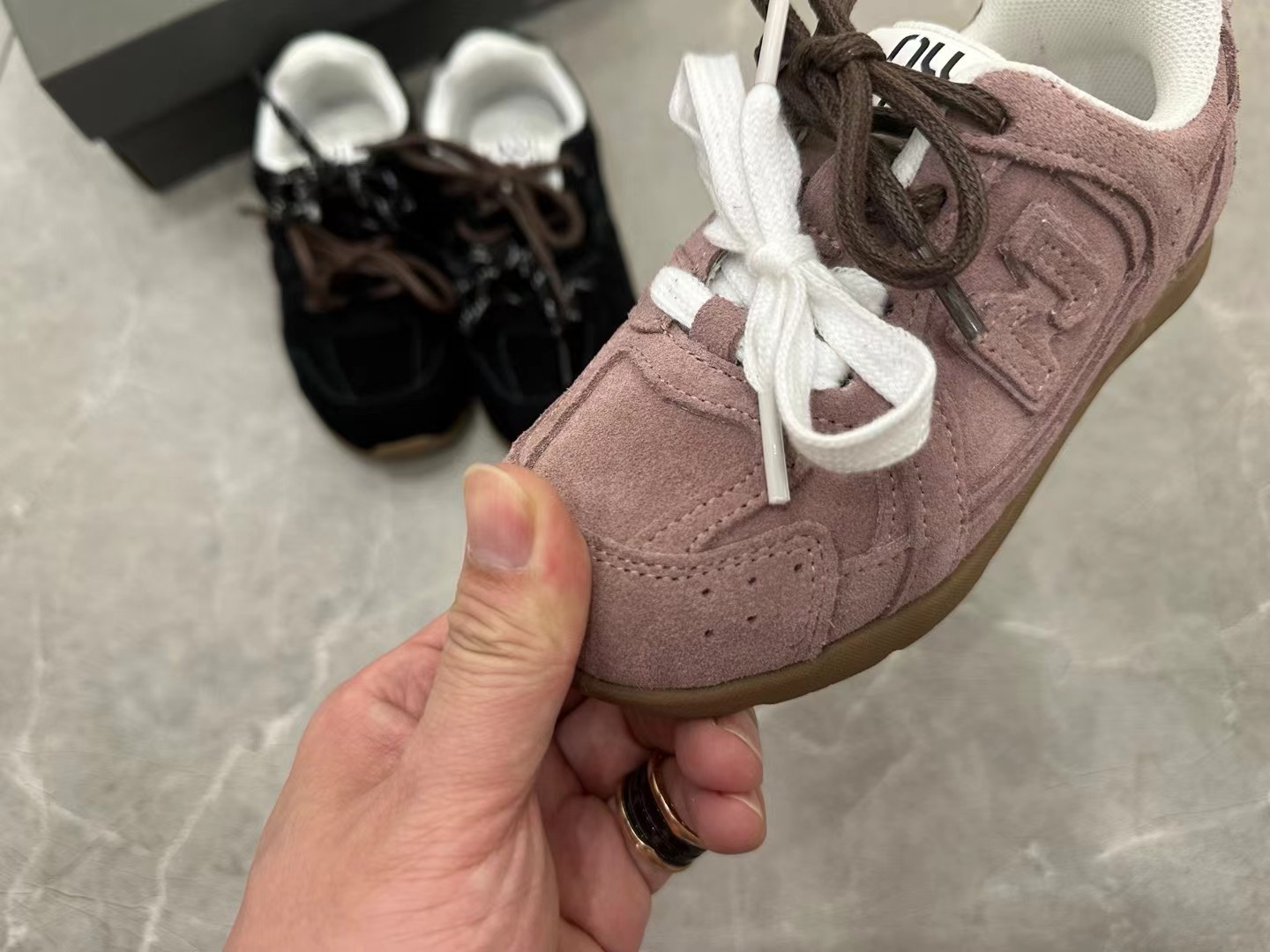 图片[8]-新配色开整！ 现货齐反毛皮放 NB 530 miumiu 反毛皮系带联名童鞋 尺码24-37 采用双鞋带设计、独特的风格非常有质感！版型超级好看不肥不胖爱了爱了上脚非常轻便百搭～-选品中心