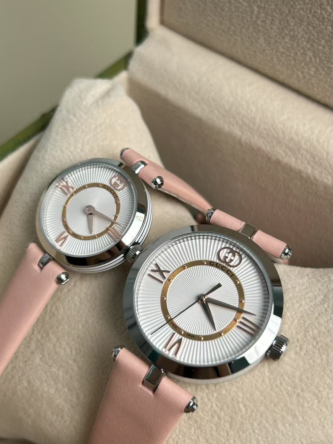 NO:157201,Gucci Spring new watch, two sizes, large 30mm diameter, small 24mm diameter, large public price (14,000 RMB), small (1 RMB) stainless steel case, cowhide strap, imported Swiss movement, anti-reflective sapphire entry window, daily life waterproof The whole watch is very simple and fashionable, worn on the wrist, showing a different noble temperament. Shipping box, handbag, gucci, cowhide19860909Gucci 古琦 春季新款腕表 大小两个尺寸大30mm表径、小24mm表径 大号公价（14000人民币）、小号（1人民币） 精钢表壳、牛皮表带、瑞士进口机芯、防反光蓝宝石进窗、日常生活防水 整表非常简约时尚,佩戴于腕间,彰显不一样高贵气质 发货配盒、手提袋,,gucci,cowhide,Watch