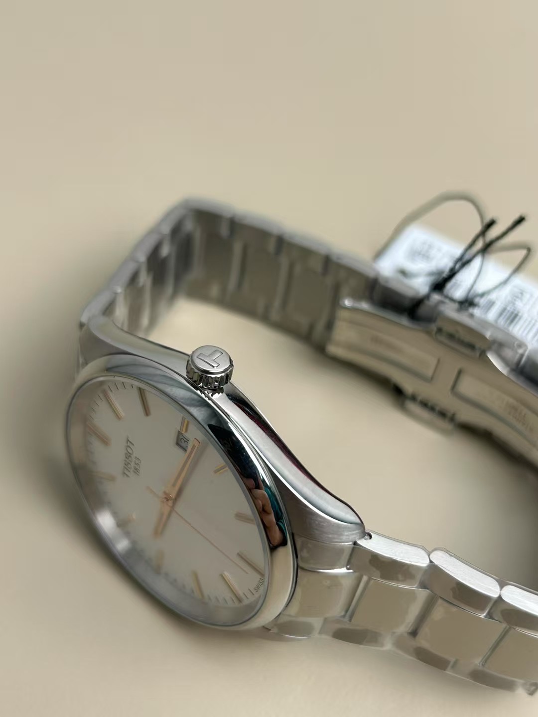 Tissot 天梭  男士腕表
PR100系列
参考价格3000人民币左右
40mm表径
三针日历显示，瑞士进口机芯（走时精准）、精钢表带表壳、蓝宝石玻璃镜窗（耐磨耐刮）、蝴蝶扣表带（佩戴方便）
发货配包装