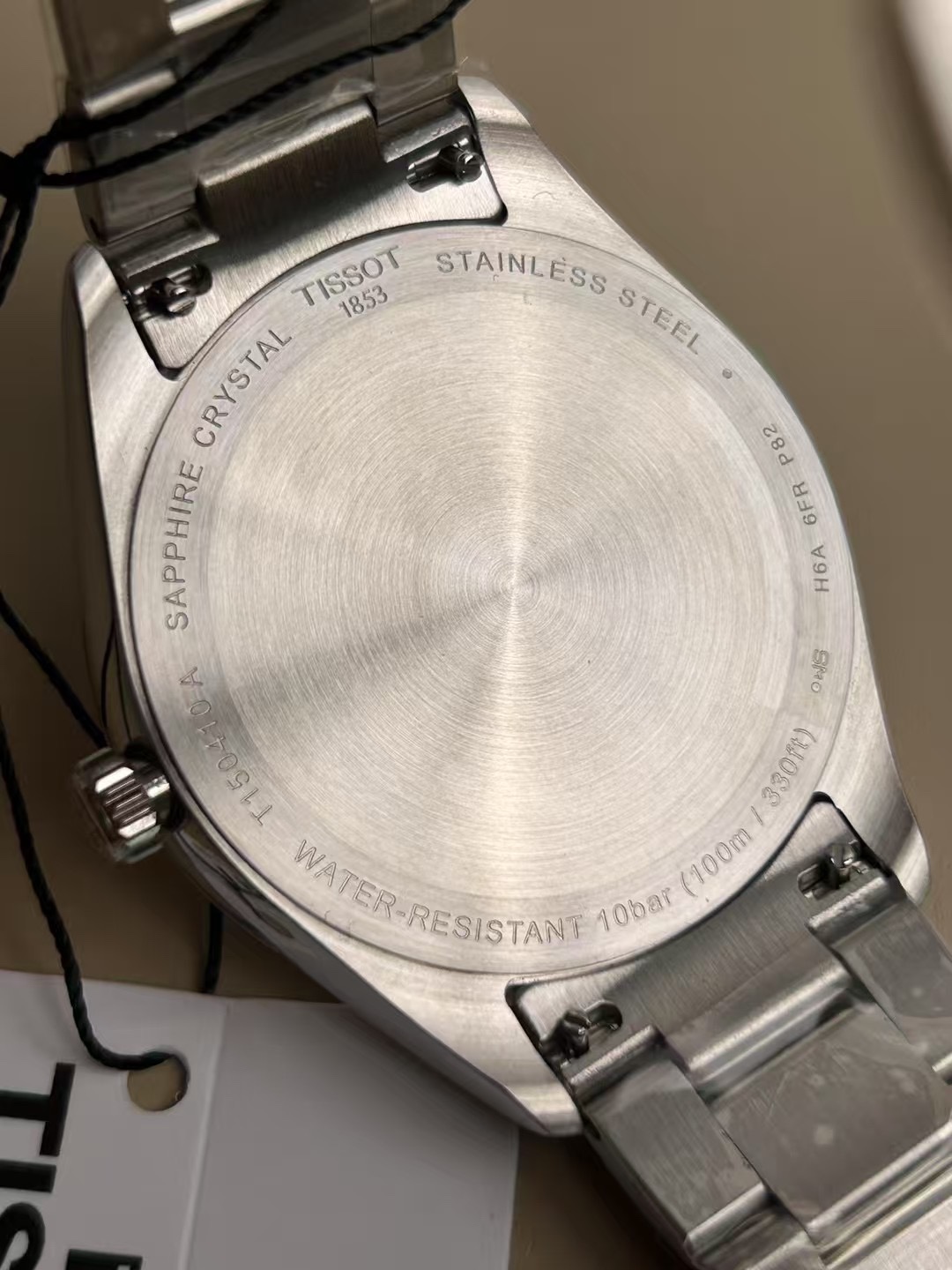 Tissot 天梭  男士腕表
PR100系列
参考价格3000人民币左右
40mm表径
三针日历显示，瑞士进口机芯（走时精准）、精钢表带表壳、蓝宝石玻璃镜窗（耐磨耐刮）、蝴蝶扣表带（佩戴方便）
发货配包装
