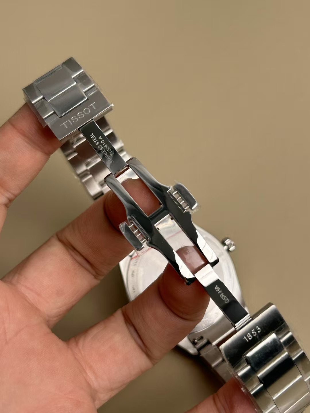Tissot 天梭  男士腕表
PR100系列
参考价格3000人民币左右
40mm表径
三针日历显示，瑞士进口机芯（走时精准）、精钢表带表壳、蓝宝石玻璃镜窗（耐磨耐刮）、蝴蝶扣表带（佩戴方便）
发货配包装