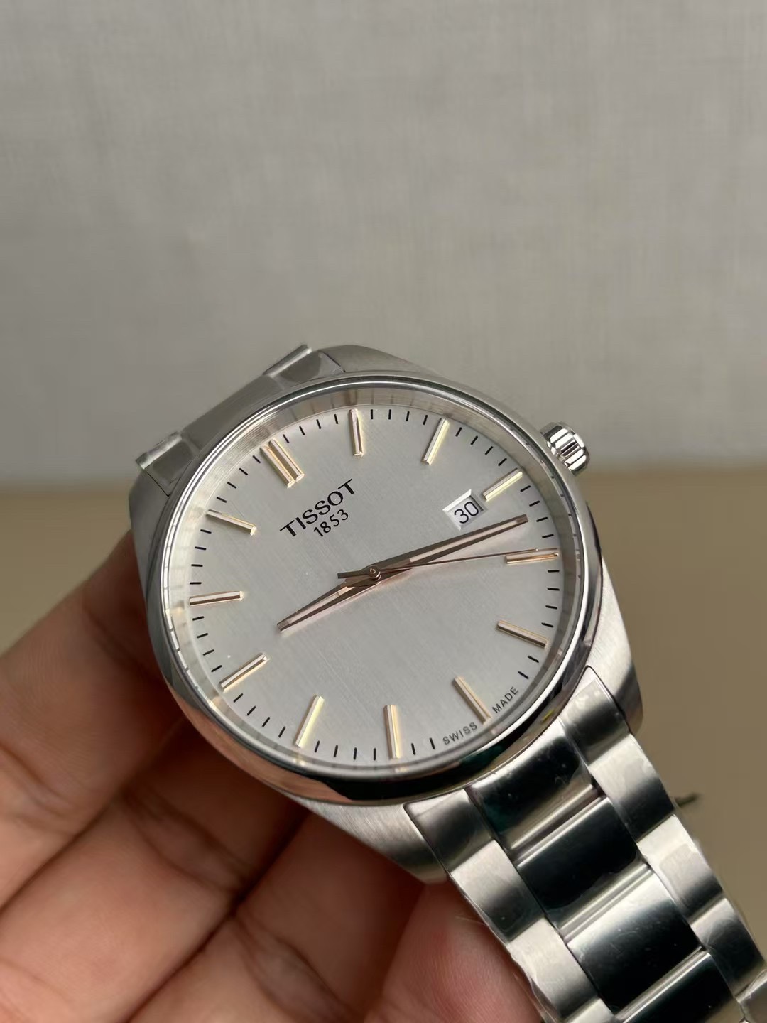 Tissot 天梭  男士腕表
PR100系列
参考价格3000人民币左右
40mm表径
三针日历显示，瑞士进口机芯（走时精准）、精钢表带表壳、蓝宝石玻璃镜窗（耐磨耐刮）、蝴蝶扣表带（佩戴方便）
发货配包装