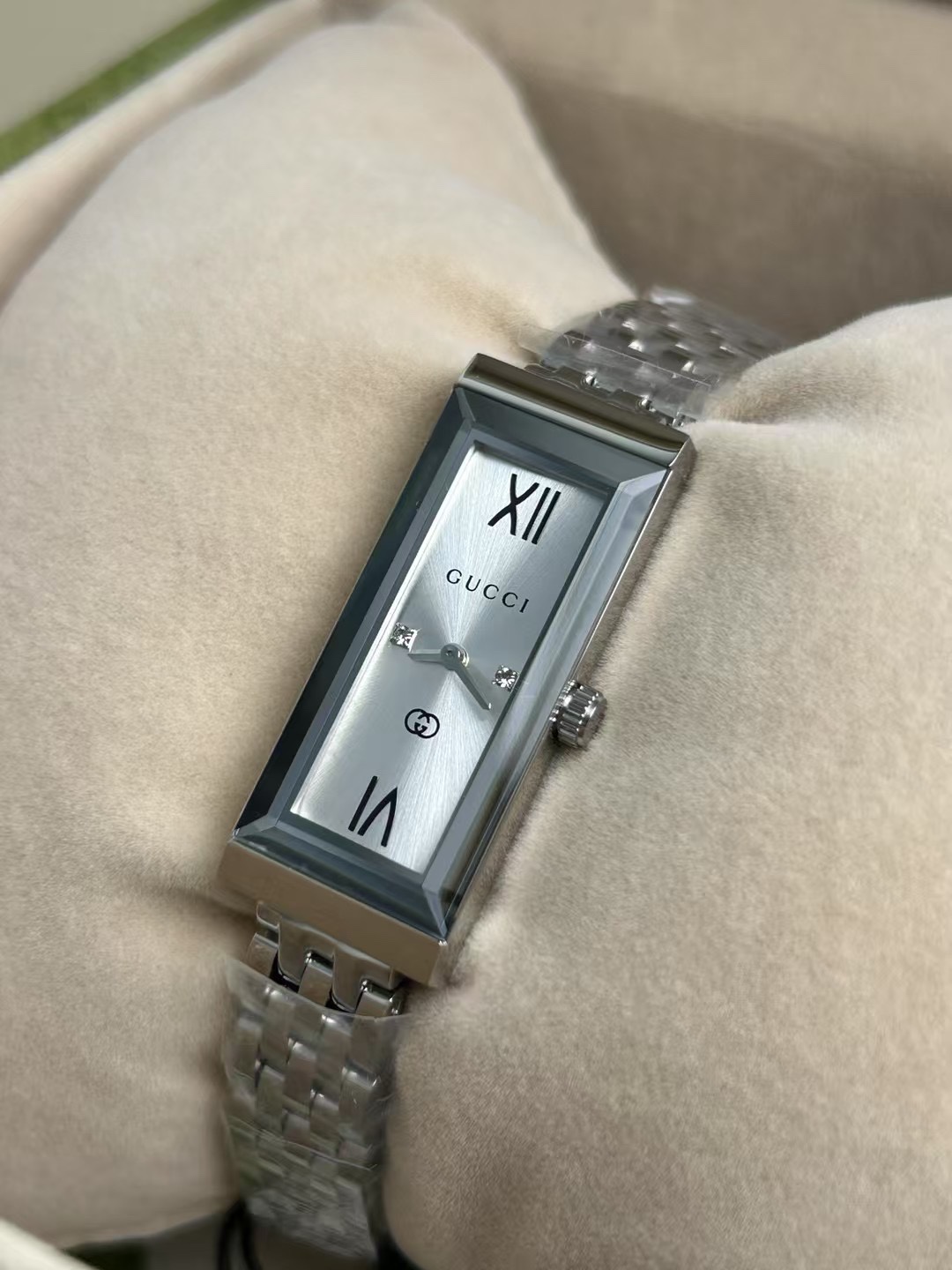 NO:715067,Gucci G-Frame series, rectangular women's watch. Specification: 34mm*14mm. Reference price + (not officially available for sale, please refer to purchasing price). Available in three colors: black plate, white plate, and pink plate. Sapphire glass window (wear-resistant and scratch-resistant), imported Swiss movement (accurate travel time), stainless steel strap case, inlaid with gemstones at 3 o'clock and 6 o'clock. The whole watch is simple and elegant, with smooth and beautiful lines, very suitable for contemporary fashionable women.  Shipped with box packaging, suitable for giving away, gucci, gucci19860909Gucci 古驰 G-Frame系列,长方形女士腕表 规格34mm*14mm 参考价格+（官方没看着有卖,以代购价格为参考） 黑盘、白盘、粉色盘三色可选 蓝宝石玻璃镜窗（耐磨耐刮）、瑞士进口机芯（走时精准）、精钢表带表壳、3点和6点位置镶嵌宝石 整表简单大方,线条流畅优美,非常适合当代时尚女性 发货配盒子包装,送人自用都合适,,gucci,gucci,Watch