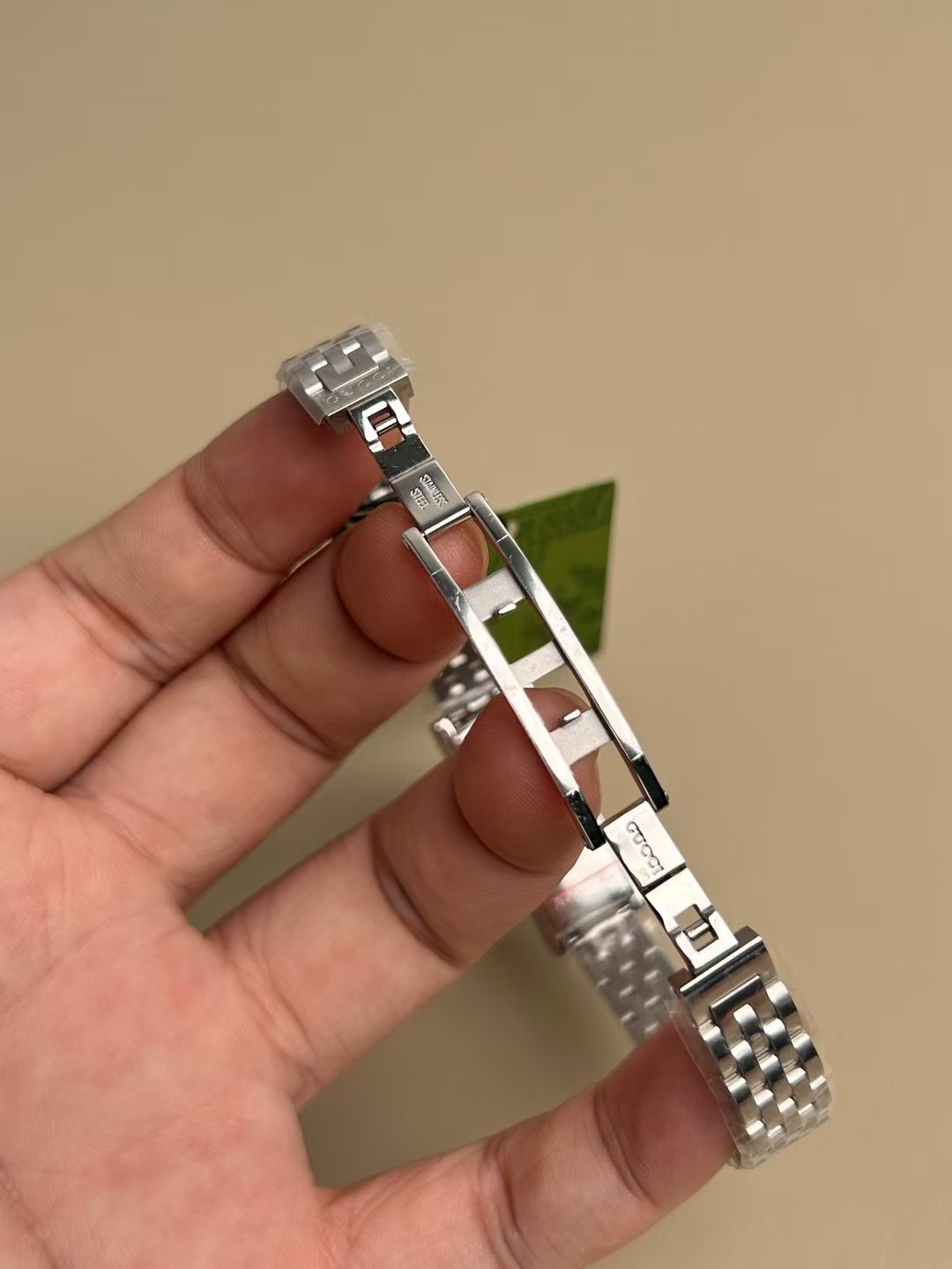 Gucci 古驰 G-Frame系列,长方形女士腕表
规格:34mm*14mm
参考价格:10000+(官方没看着有卖,以代购价格为参考)
黑盘、白盘、粉色盘三色可选
蓝宝石玻璃镜窗(耐磨耐刮)、瑞士进口机芯(走时精准)、精钢表带表壳、3点和6点位置镶嵌宝石
整表简单大方,线条流畅优美,非常适合当代时尚女性
发货配盒子包装,送人自用都合适