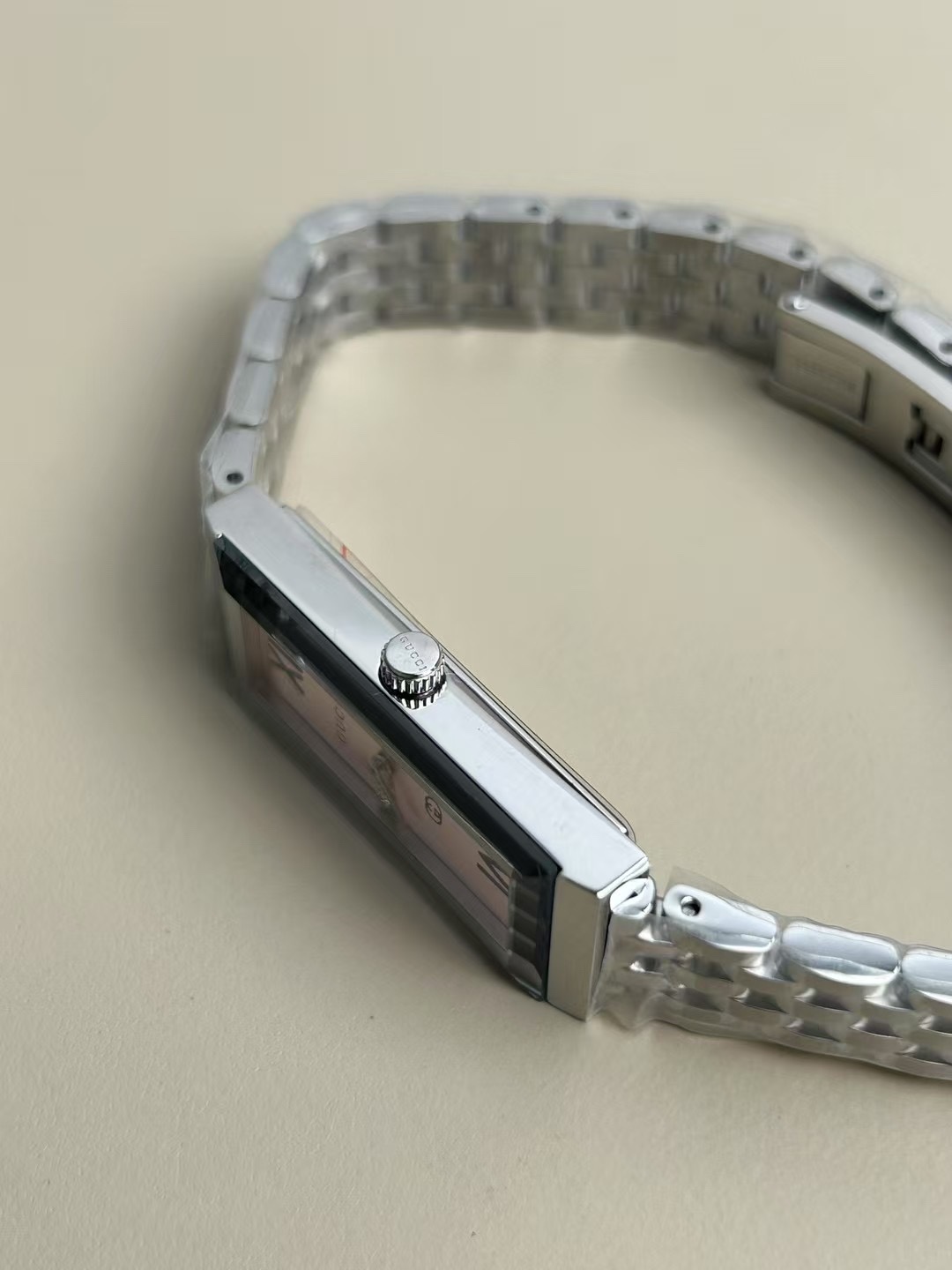 Gucci 古驰 G-Frame系列,长方形女士腕表
规格:34mm*14mm
参考价格:10000+(官方没看着有卖,以代购价格为参考)
黑盘、白盘、粉色盘三色可选
蓝宝石玻璃镜窗(耐磨耐刮)、瑞士进口机芯(走时精准)、精钢表带表壳、3点和6点位置镶嵌宝石
整表简单大方,线条流畅优美,非常适合当代时尚女性
发货配盒子包装,送人自用都合适