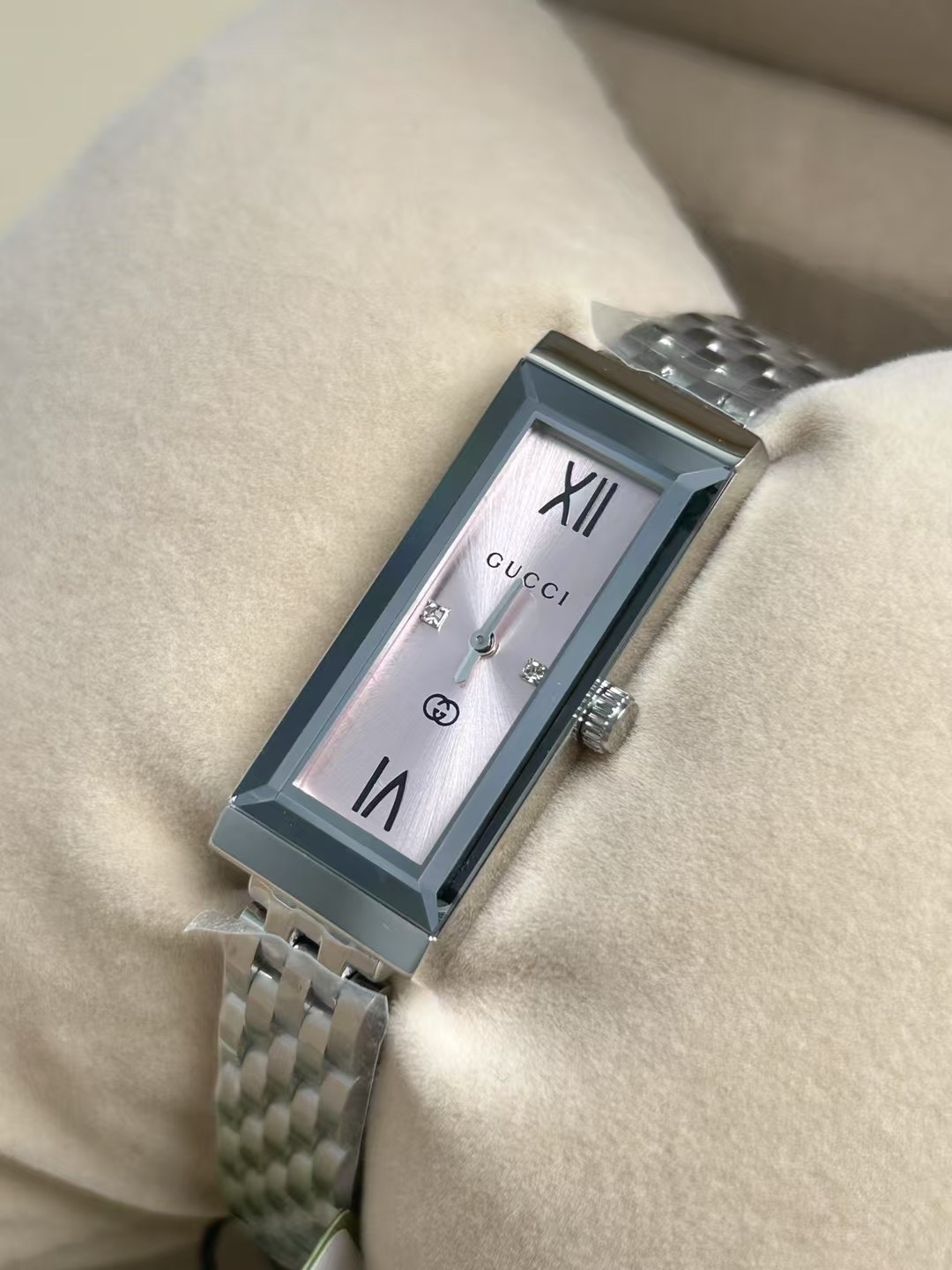 Gucci 古驰 G-Frame系列,长方形女士腕表
规格:34mm*14mm
参考价格:10000+(官方没看着有卖,以代购价格为参考)
黑盘、白盘、粉色盘三色可选
蓝宝石玻璃镜窗(耐磨耐刮)、瑞士进口机芯(走时精准)、精钢表带表壳、3点和6点位置镶嵌宝石
整表简单大方,线条流畅优美,非常适合当代时尚女性
发货配盒子包装,送人自用都合适