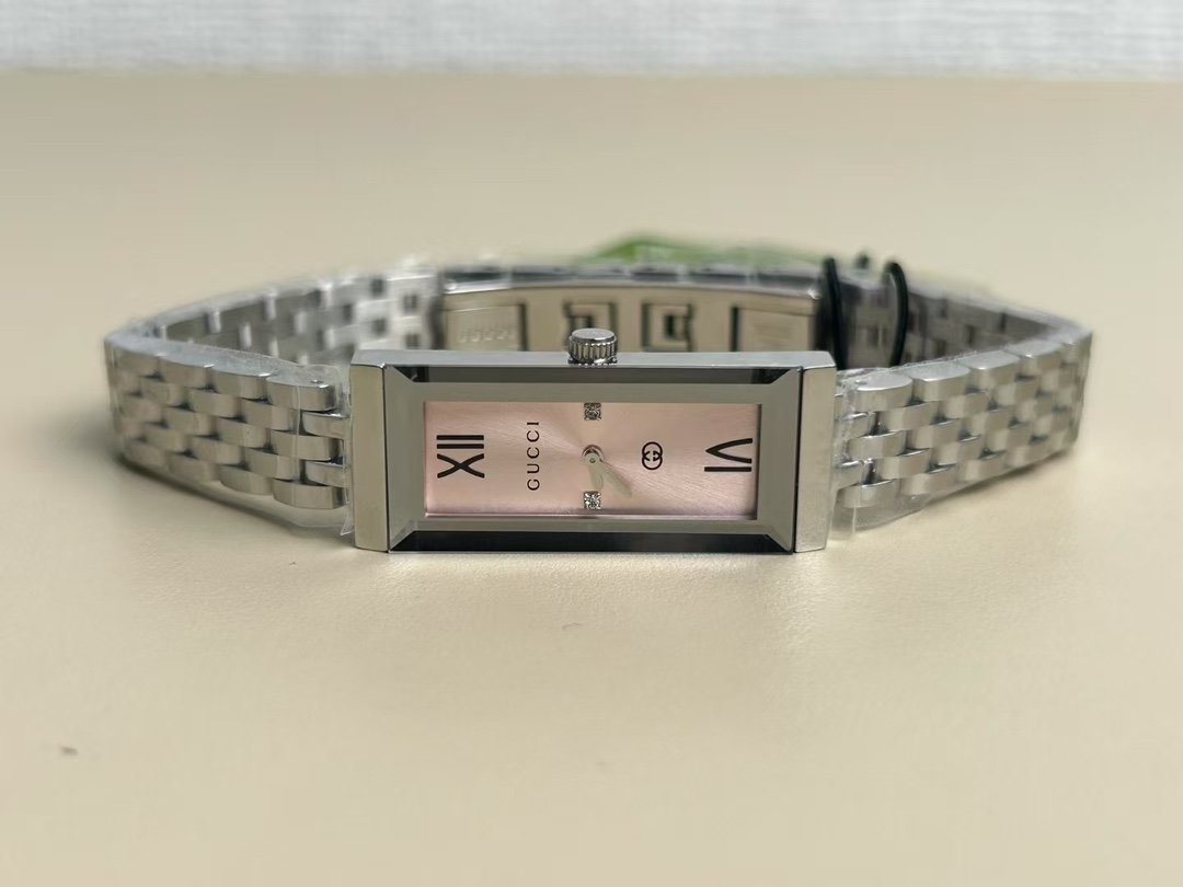 Gucci 古驰 G-Frame系列,长方形女士腕表
规格:34mm*14mm
参考价格:10000+(官方没看着有卖,以代购价格为参考)
黑盘、白盘、粉色盘三色可选
蓝宝石玻璃镜窗(耐磨耐刮)、瑞士进口机芯(走时精准)、精钢表带表壳、3点和6点位置镶嵌宝石
整表简单大方,线条流畅优美,非常适合当代时尚女性
发货配盒子包装,送人自用都合适