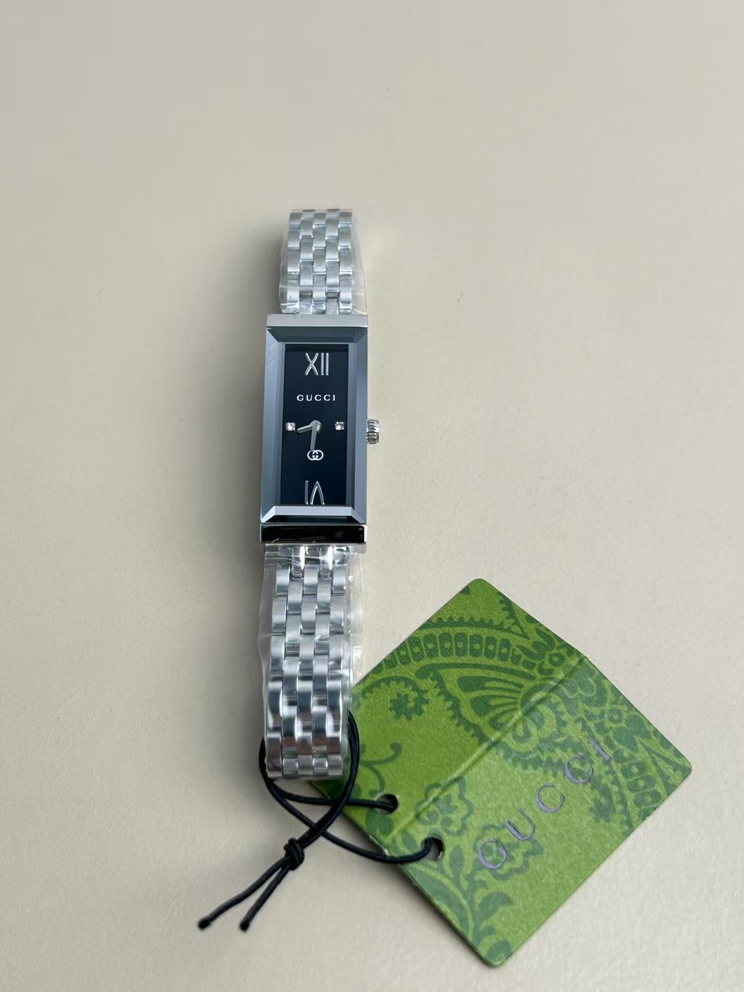 Gucci 古驰 G-Frame系列，长方形女士腕表
规格：34mm*14mm
参考价格：10000+（官方没看着有卖，以代购价格为参考）
黑盘、白盘、粉色盘三色可选
蓝宝石玻璃镜窗（耐磨耐刮）、瑞士进口机芯（走时精准）、精钢表带表壳、3点和6点位置镶嵌宝石
整表简单大方，线条流畅优美，非常适合当代时尚女性
发货配盒子包装，送人自用都合适