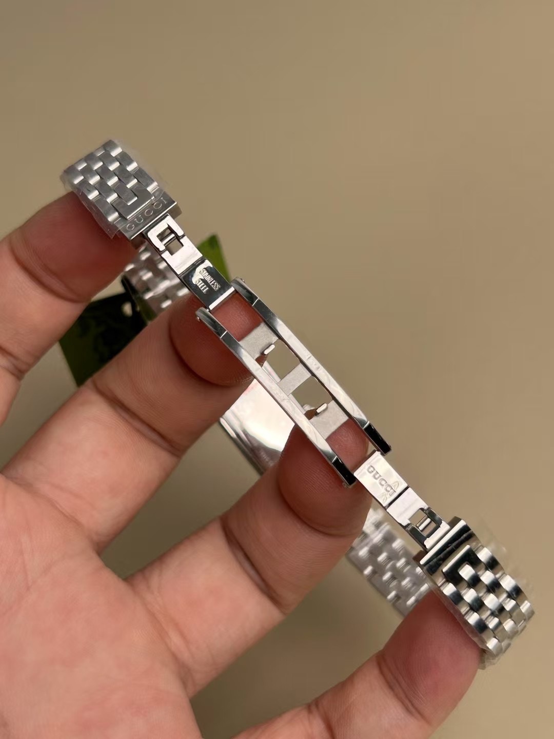 Gucci 古驰 G-Frame系列，长方形女士腕表
规格：34mm*14mm
参考价格：10000+（官方没看着有卖，以代购价格为参考）
黑盘、白盘、粉色盘三色可选
蓝宝石玻璃镜窗（耐磨耐刮）、瑞士进口机芯（走时精准）、精钢表带表壳、3点和6点位置镶嵌宝石
整表简单大方，线条流畅优美，非常适合当代时尚女性
发货配盒子包装，送人自用都合适