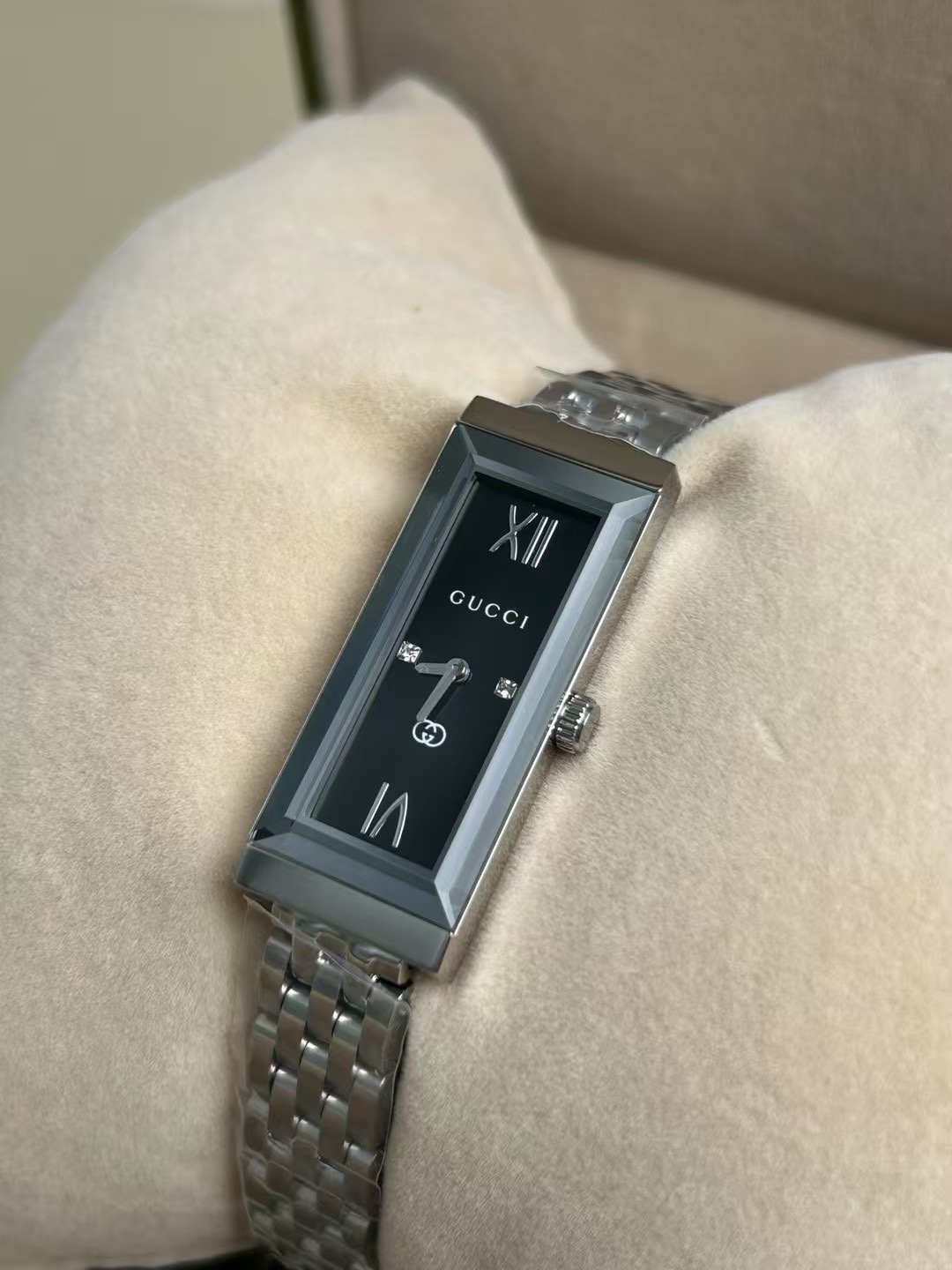 Gucci 古驰 G-Frame系列，长方形女士腕表
规格：34mm*14mm
参考价格：10000+（官方没看着有卖，以代购价格为参考）
黑盘、白盘、粉色盘三色可选
蓝宝石玻璃镜窗（耐磨耐刮）、瑞士进口机芯（走时精准）、精钢表带表壳、3点和6点位置镶嵌宝石
整表简单大方，线条流畅优美，非常适合当代时尚女性
发货配盒子包装，送人自用都合适