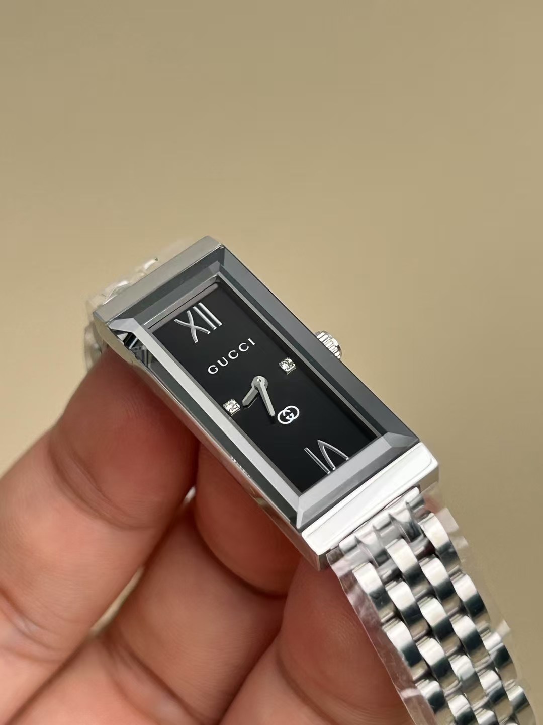 Gucci 古驰 G-Frame系列，长方形女士腕表
规格：34mm*14mm
参考价格：10000+（官方没看着有卖，以代购价格为参考）
黑盘、白盘、粉色盘三色可选
蓝宝石玻璃镜窗（耐磨耐刮）、瑞士进口机芯（走时精准）、精钢表带表壳、3点和6点位置镶嵌宝石
整表简单大方，线条流畅优美，非常适合当代时尚女性
发货配盒子包装，送人自用都合适