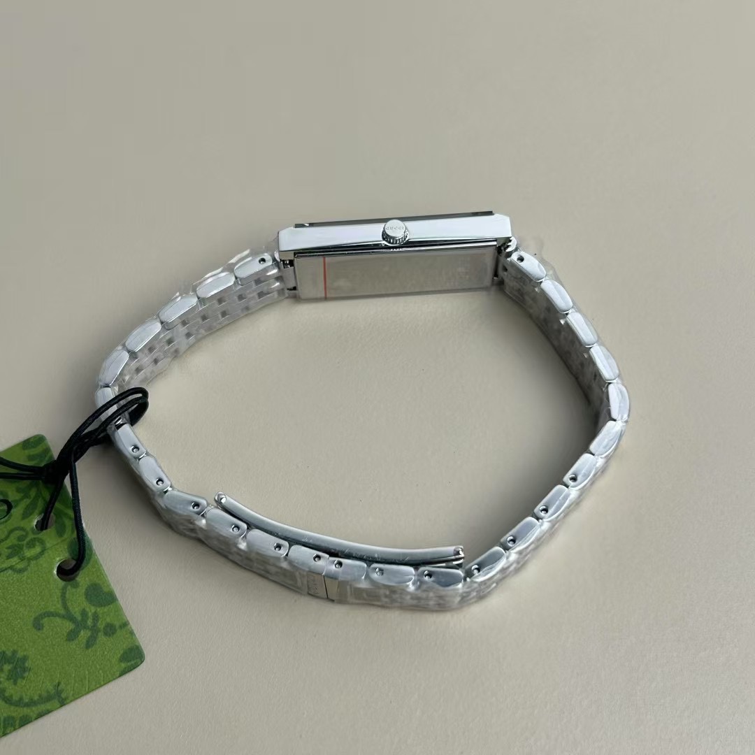 Gucci 古驰 G-Frame系列，长方形女士腕表
规格：34mm*14mm
参考价格：10000+（官方没看着有卖，以代购价格为参考）
黑盘、白盘、粉色盘三色可选
蓝宝石玻璃镜窗（耐磨耐刮）、瑞士进口机芯（走时精准）、精钢表带表壳、3点和6点位置镶嵌宝石
整表简单大方，线条流畅优美，非常适合当代时尚女性
发货配盒子包装，送人自用都合适