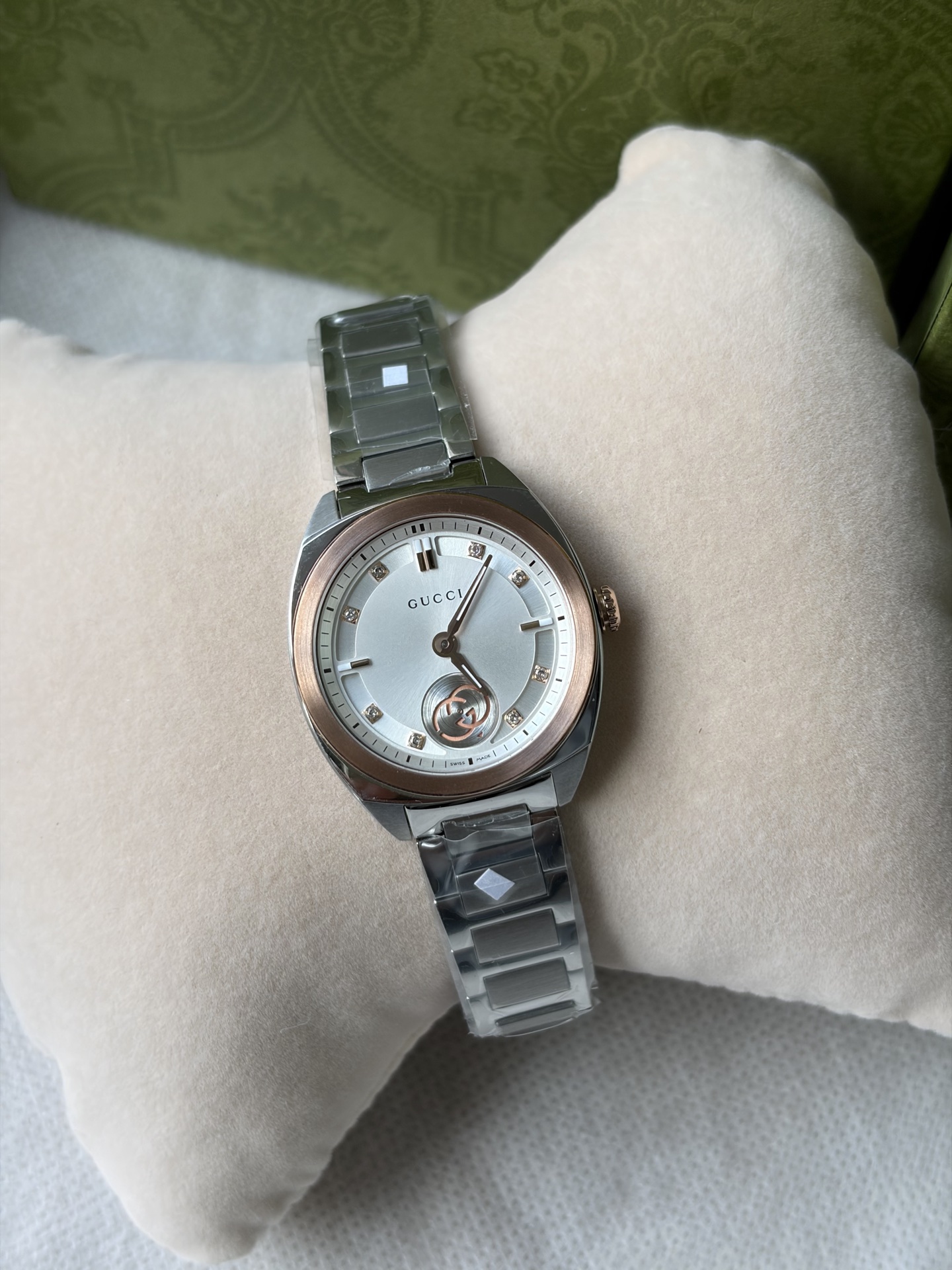 NO:924204,Gucci's first batch of new models, original and authentic, Gucci interlocking quartz series. The diameter of the watch is 29mm, and the very distinctive Gucci logo at six o'clock is small seconds. The dial is decorated with low-key and restrained interlocking double G and Gucci letter logos, interpreting fashionable style. Stainless steel electric PVD strap case, imported Swiss movement, anti-reflective coated sapphire glass. Stability is beyond doubt!  Waterproof to 30m for daily use, fully packaged, gucci, gucci19860909古驰 批 新款首发,原厂正品,古驰Gucci interlocking石英系列.表径29mm,很有特点的是六点位的古驰logo为小秒走时.表盘缀饰低调内敛的互扣式双G和Gucci字母标识,诠释时尚型格.不绣钢间电PVD表带表壳,进口瑞士机芯,防反光涂层蓝宝石玻璃.稳定毋庸置疑！生活防水30m,全套包装出,,gucci,gucci,Watch
