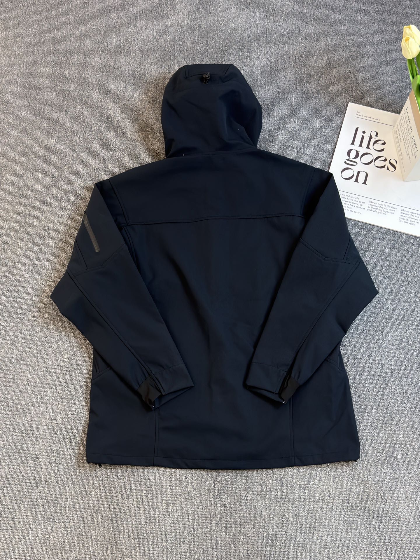 💰185 刺绣版
KAILAS/凯乐石男女SOFTSHELL刺绣标软壳衣情侣款登山防水冲锋衣户外登山必备

高海拔登山防风保暖户外连帽外套男
面料高性能区域设计，核心躯干区域采用3l科技面料，外层耐久防风抗水，内里保暖舒适。背部区域采用2l科技面料，保暖透气，更好散热。
专业技术攀登版型强化活动幅度和延展性。
拉链口袋设计，大容量储物空间
三维贴合风雪帽，帽边弹性收紧，防止冷风入侵。刺绣LOGO不脱落
经典的马蹄袖设计。伸展更自如。做工精致

颜色：黑色 蓝色 卡其色 粉色
尺码：S-XXL
    衣长   胸围   下摆   袖长  
S    71    114    108    73    
M   73    118    112   75.5   
L    75    122   116    77     
XL  77    126   120   80.3   
XXL 79	   130   124   82.8   