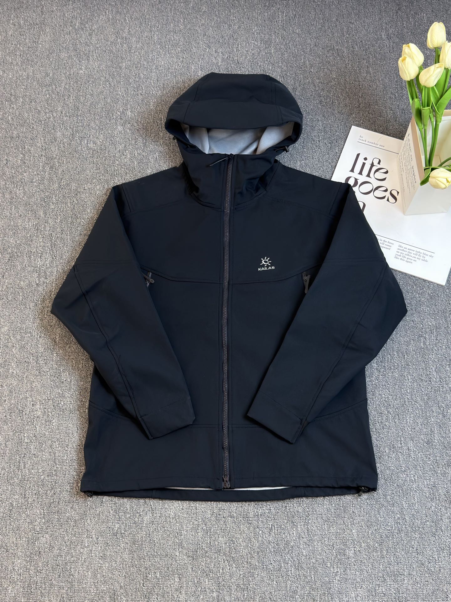 💰185 刺绣版
KAILAS/凯乐石男女SOFTSHELL刺绣标软壳衣情侣款登山防水冲锋衣户外登山必备

高海拔登山防风保暖户外连帽外套男
面料高性能区域设计，核心躯干区域采用3l科技面料，外层耐久防风抗水，内里保暖舒适。背部区域采用2l科技面料，保暖透气，更好散热。
专业技术攀登版型强化活动幅度和延展性。
拉链口袋设计，大容量储物空间
三维贴合风雪帽，帽边弹性收紧，防止冷风入侵。刺绣LOGO不脱落
经典的马蹄袖设计。伸展更自如。做工精致

颜色：黑色 蓝色 卡其色 粉色
尺码：S-XXL
    衣长   胸围   下摆   袖长  
S    71    114    108    73    
M   73    118    112   75.5   
L    75    122   116    77     
XL  77    126   120   80.3   
XXL 79	   130   124   82.8   