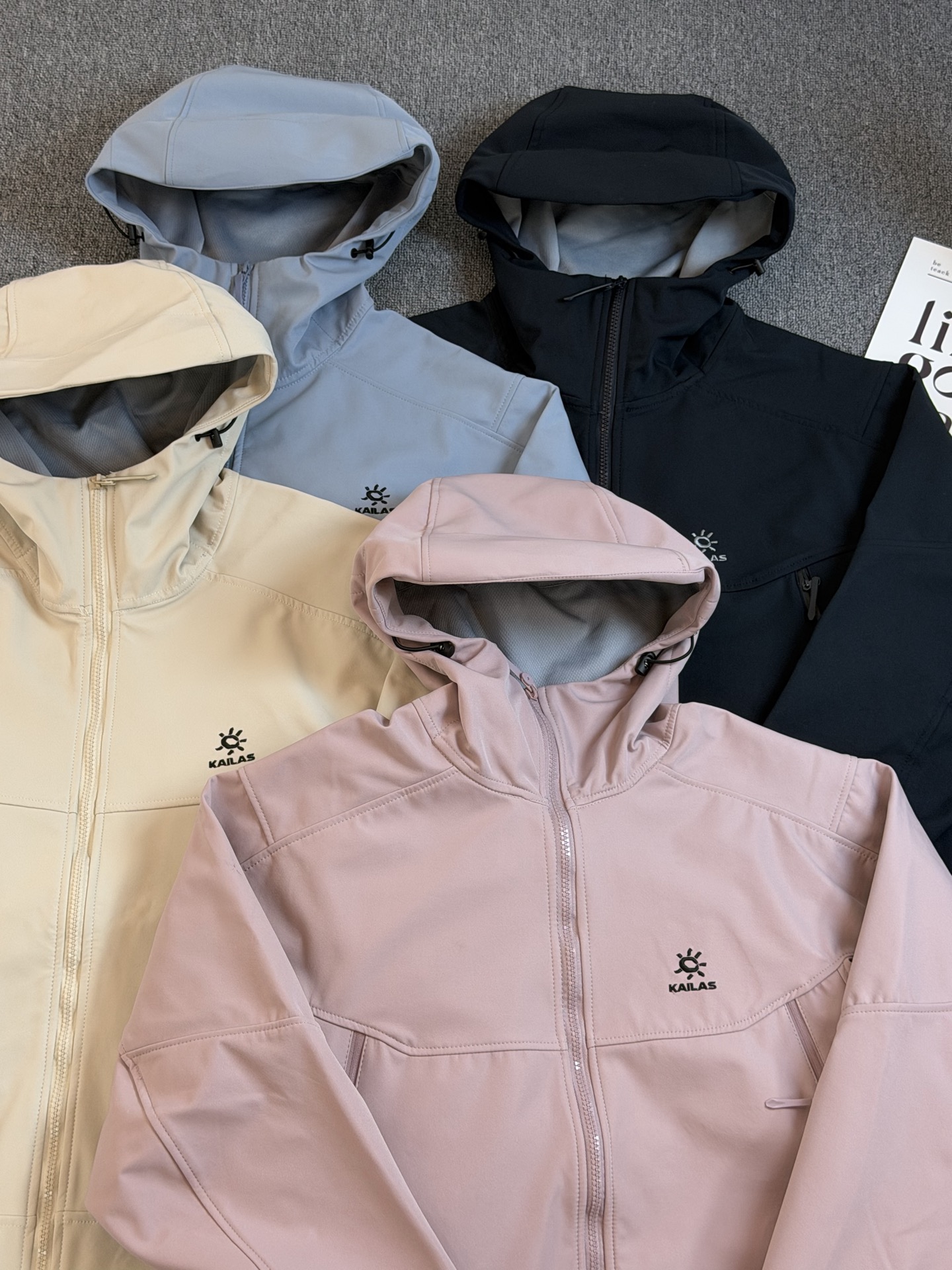 💰185 刺绣版
KAILAS/凯乐石男女SOFTSHELL刺绣标软壳衣情侣款登山防水冲锋衣户外登山必备

高海拔登山防风保暖户外连帽外套男
面料高性能区域设计，核心躯干区域采用3l科技面料，外层耐久防风抗水，内里保暖舒适。背部区域采用2l科技面料，保暖透气，更好散热。
专业技术攀登版型强化活动幅度和延展性。
拉链口袋设计，大容量储物空间
三维贴合风雪帽，帽边弹性收紧，防止冷风入侵。刺绣LOGO不脱落
经典的马蹄袖设计。伸展更自如。做工精致

颜色：黑色 蓝色 卡其色 粉色
尺码：S-XXL
    衣长   胸围   下摆   袖长  
S    71    114    108    73    
M   73    118    112   75.5   
L    75    122   116    77     
XL  77    126   120   80.3   
XXL 79	   130   124   82.8   