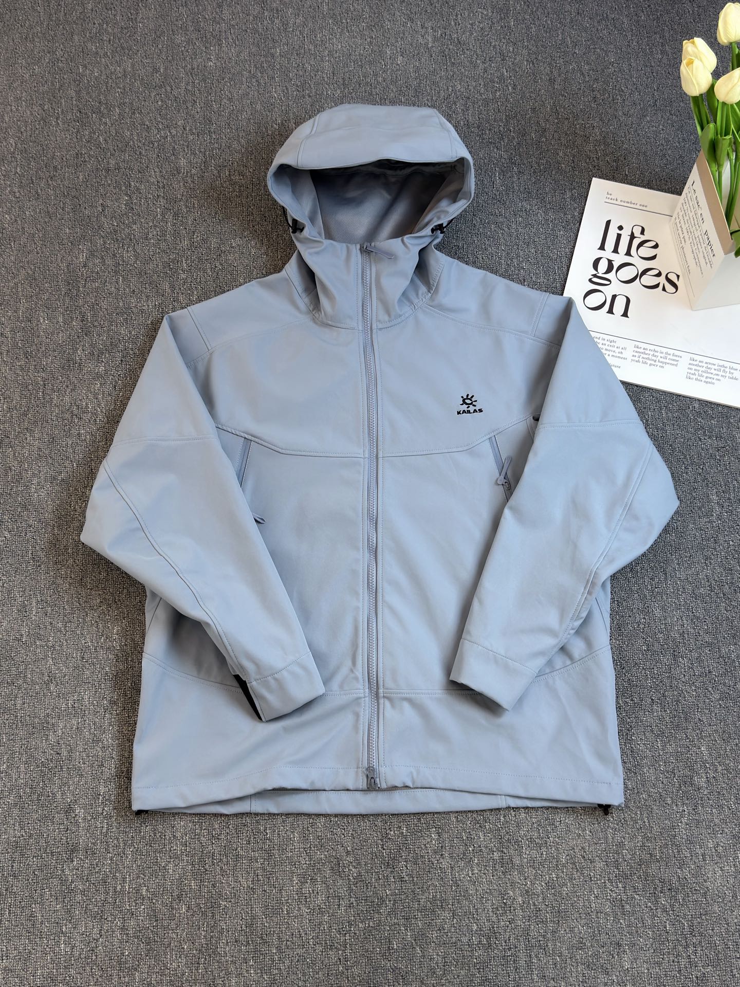 💰185 刺绣版
KAILAS/凯乐石男女SOFTSHELL刺绣标软壳衣情侣款登山防水冲锋衣户外登山必备

高海拔登山防风保暖户外连帽外套男
面料高性能区域设计，核心躯干区域采用3l科技面料，外层耐久防风抗水，内里保暖舒适。背部区域采用2l科技面料，保暖透气，更好散热。
专业技术攀登版型强化活动幅度和延展性。
拉链口袋设计，大容量储物空间
三维贴合风雪帽，帽边弹性收紧，防止冷风入侵。刺绣LOGO不脱落
经典的马蹄袖设计。伸展更自如。做工精致

颜色：黑色 蓝色 卡其色 粉色
尺码：S-XXL
    衣长   胸围   下摆   袖长  
S    71    114    108    73    
M   73    118    112   75.5   
L    75    122   116    77     
XL  77    126   120   80.3   
XXL 79	   130   124   82.8   