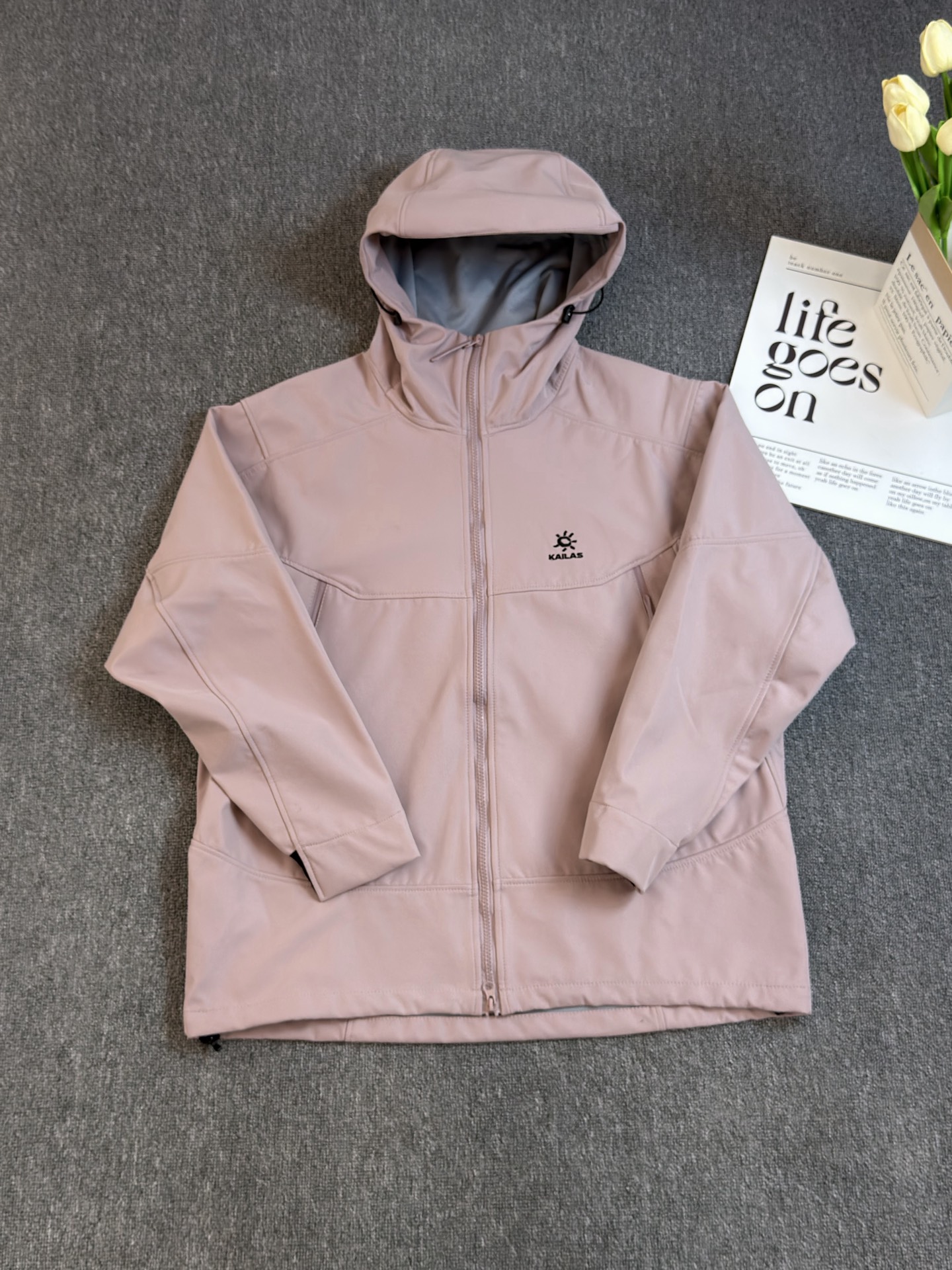 💰185 刺绣版
KAILAS/凯乐石男女SOFTSHELL刺绣标软壳衣情侣款登山防水冲锋衣户外登山必备

高海拔登山防风保暖户外连帽外套男
面料高性能区域设计，核心躯干区域采用3l科技面料，外层耐久防风抗水，内里保暖舒适。背部区域采用2l科技面料，保暖透气，更好散热。
专业技术攀登版型强化活动幅度和延展性。
拉链口袋设计，大容量储物空间
三维贴合风雪帽，帽边弹性收紧，防止冷风入侵。刺绣LOGO不脱落
经典的马蹄袖设计。伸展更自如。做工精致

颜色：黑色 蓝色 卡其色 粉色
尺码：S-XXL
    衣长   胸围   下摆   袖长  
S    71    114    108    73    
M   73    118    112   75.5   
L    75    122   116    77     
XL  77    126   120   80.3   
XXL 79	   130   124   82.8   