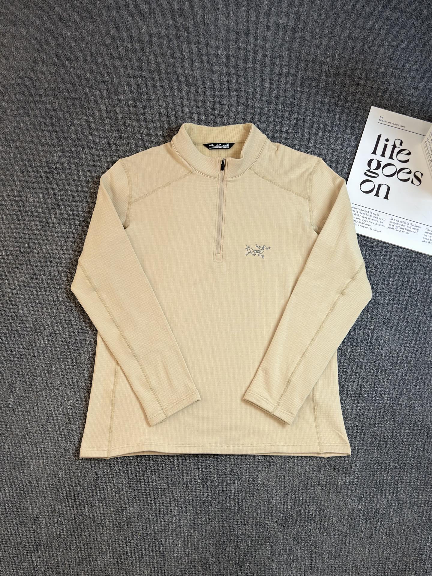 💰165 刺绣版
ARCTERYX 始祖鸟 2025秋季新款
内里拉绒户外经典男士RHO LT系列运动健身休闲弹力超柔轻量针织长袖薄绒内里套头半拉链拉链口袋抓绒!
原版 随意对比 独家臻品 品质至上 热卖爆款长袖!
打底保暖可外穿的实穿款!科技面料内里超柔轻薄拉绒,功能版型:极度保暖,吸湿排汗,高弹亲肤舒适!领口压条压胶工艺,胸前口袋激光定位切割压胶!反光压胶logo,整件全4针6线走线,全部高弹丝弹力线,配合面料属性!!使得整件伸张毫无压力!触感糯软舒适,具有优质的拉伸性,减少肌肤摩擦感,贴身非常舒适!外穿内搭均可
颜色:黑色 蓝色 米咖色
尺码:S-XXL
衣长 胸围 肩宽 建议体重
S 69 106 45 100-120
M 72 114 48.5 120-140
L 74 118 50 140-160
XL 76 122 51.5 160-180
XXL 78 124 53 180-200